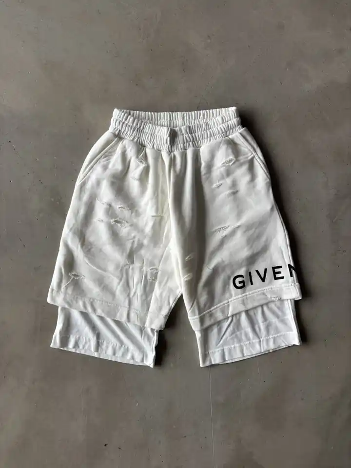 Yırtmaçlı ve Uzun Paça Detaylı Şort