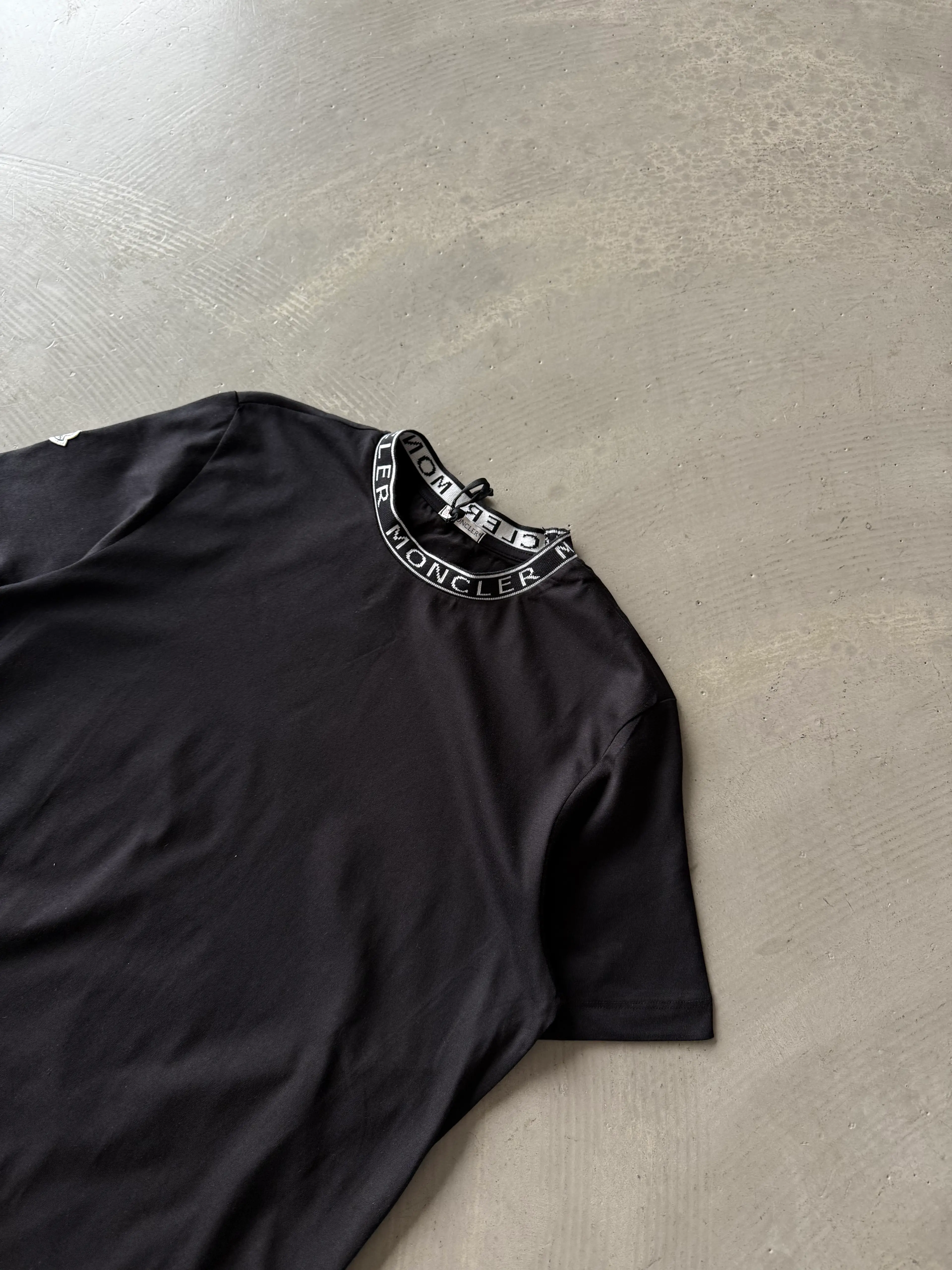 Yaka Logo Detaylı Basic T-Shirt