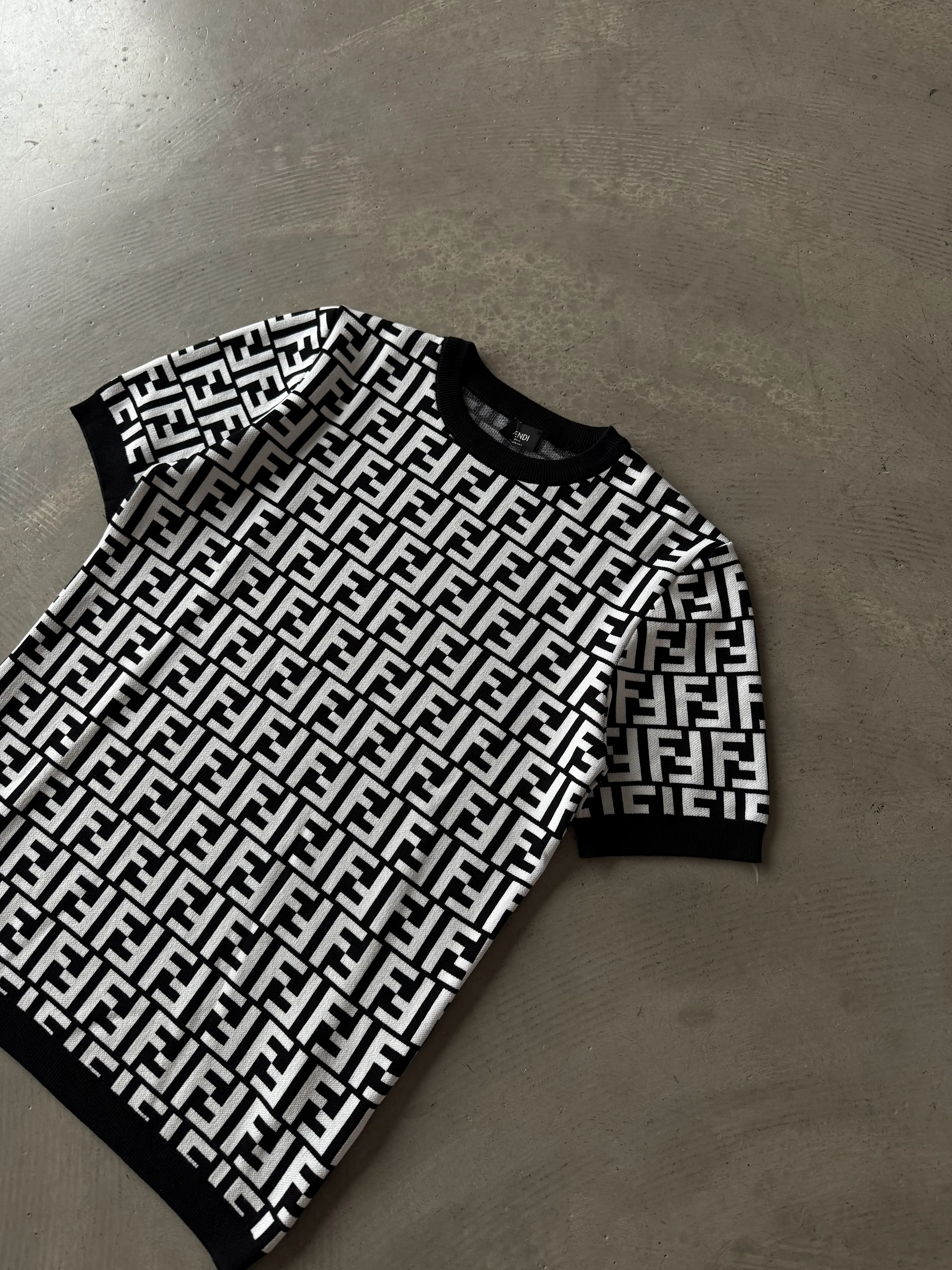 F Desenli Garnili Yaka Basic T-Shirt