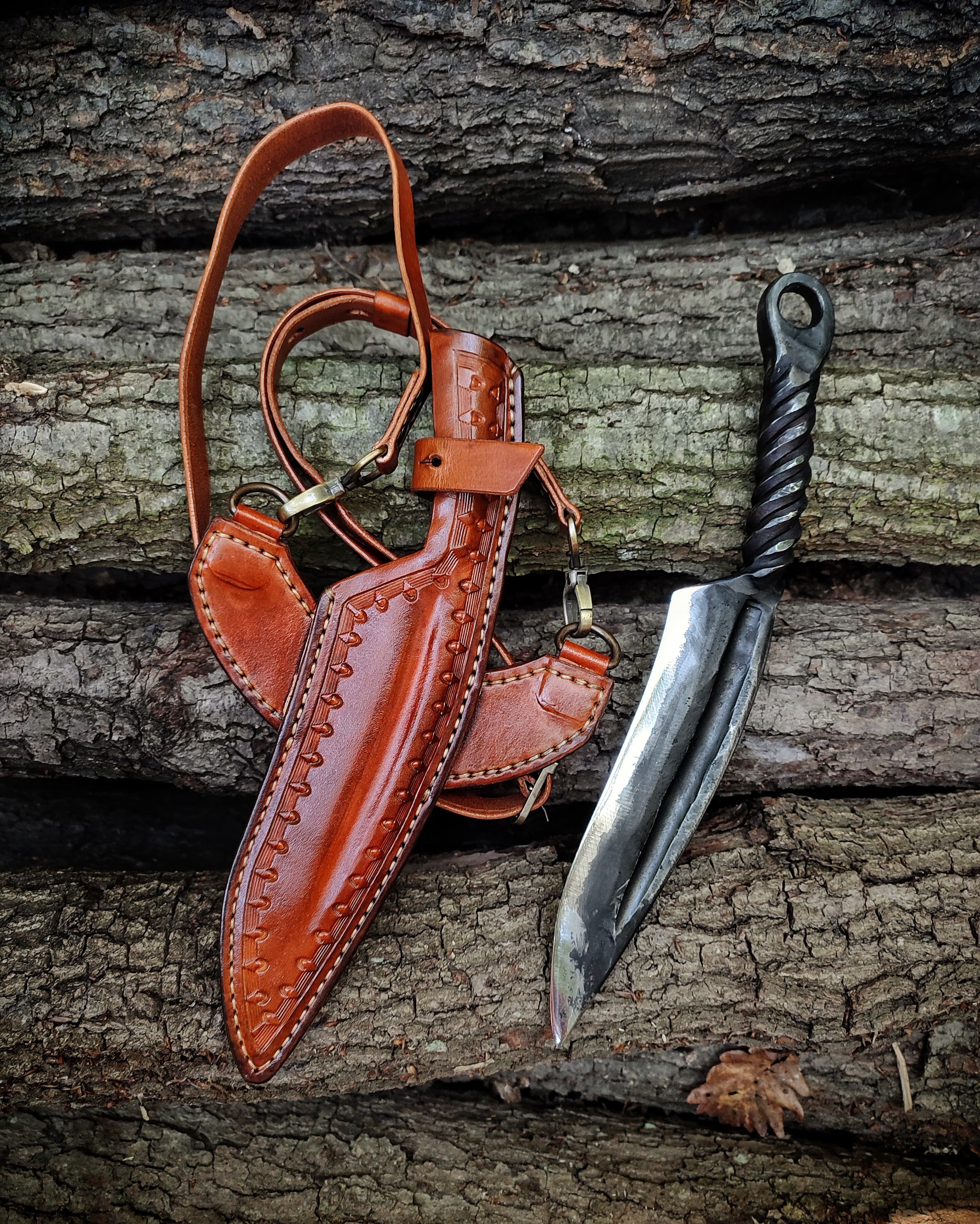  Beautiful Handmde Blacksmith Knives with Shoulder-Strap Suspension: The Fusion of Traditional Methods in Forging and Weaving