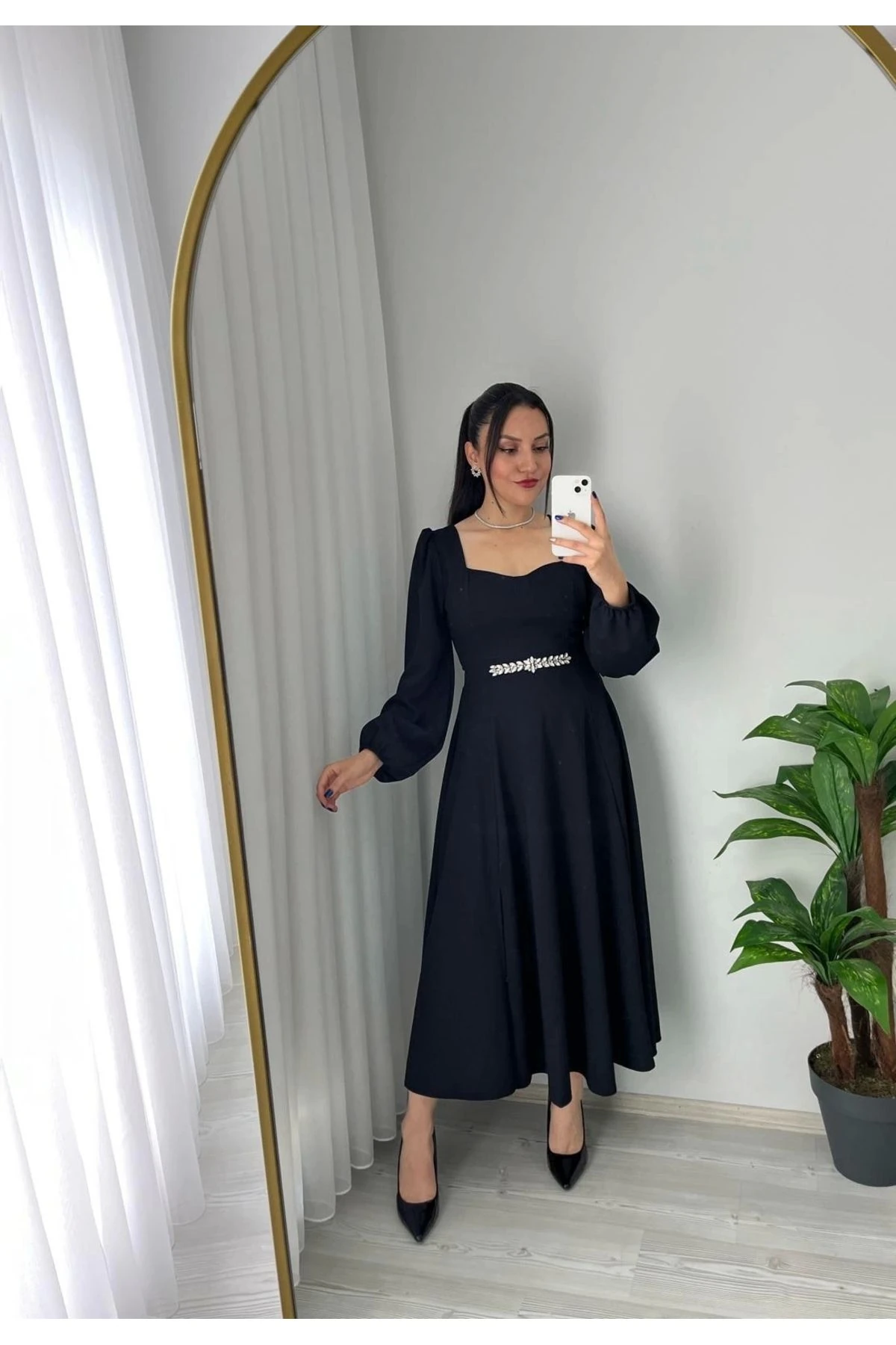 Taş İşlemeli Kalp Yaka Elbise Siyah