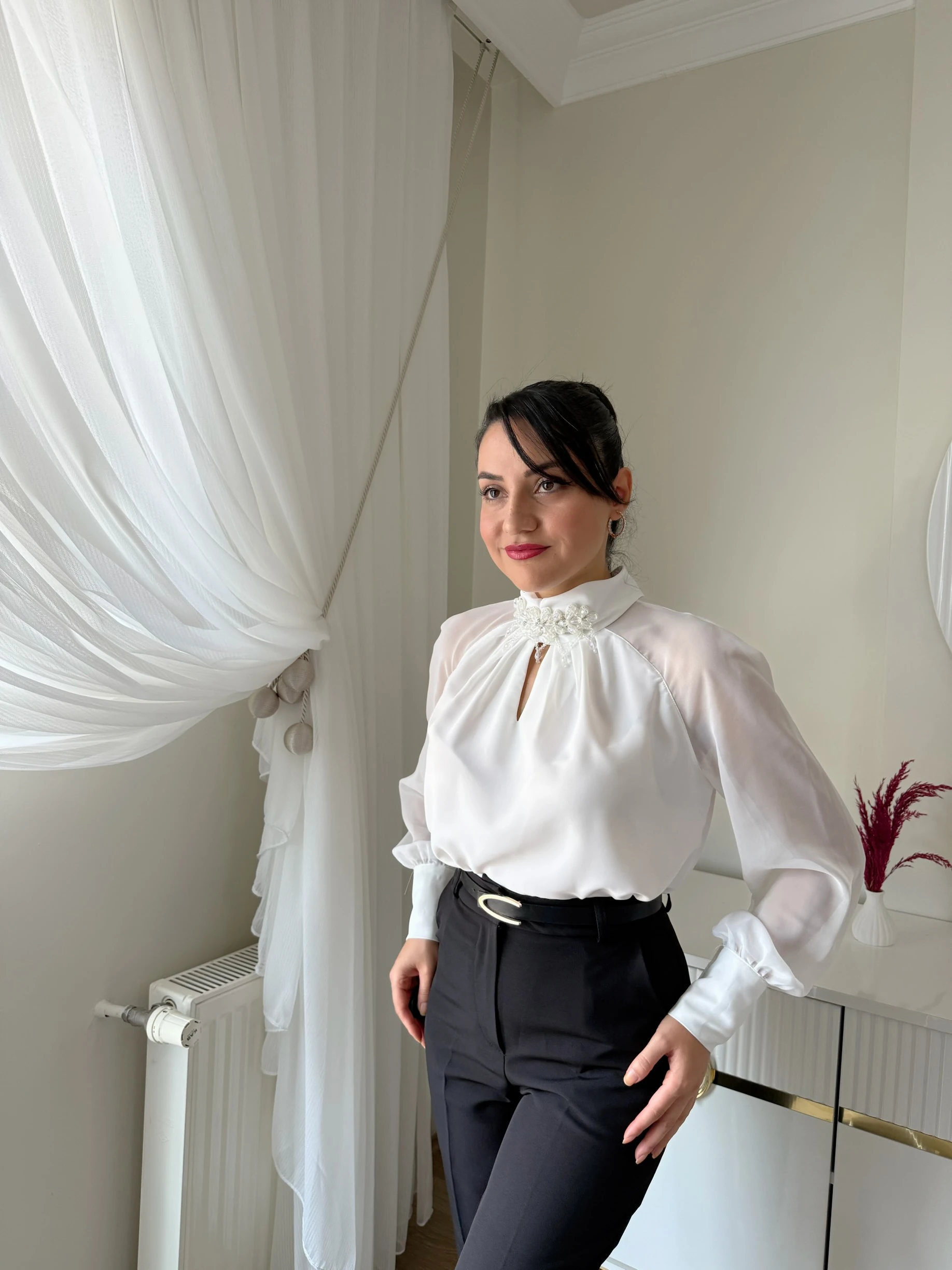 Yakası Boncuk Aksesuarlı Bluz - Ekru