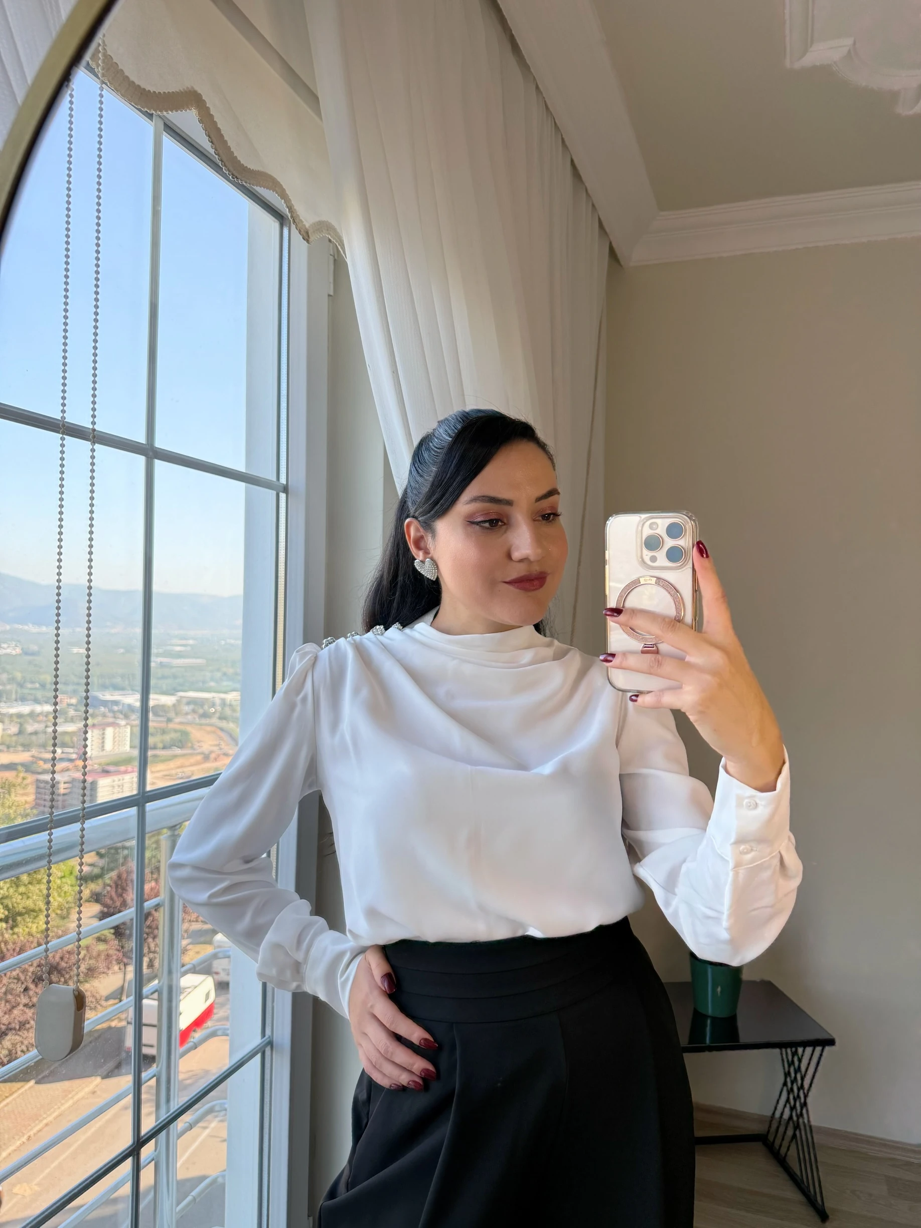 Taş Düğmeli Büzgü Yaka Bluz