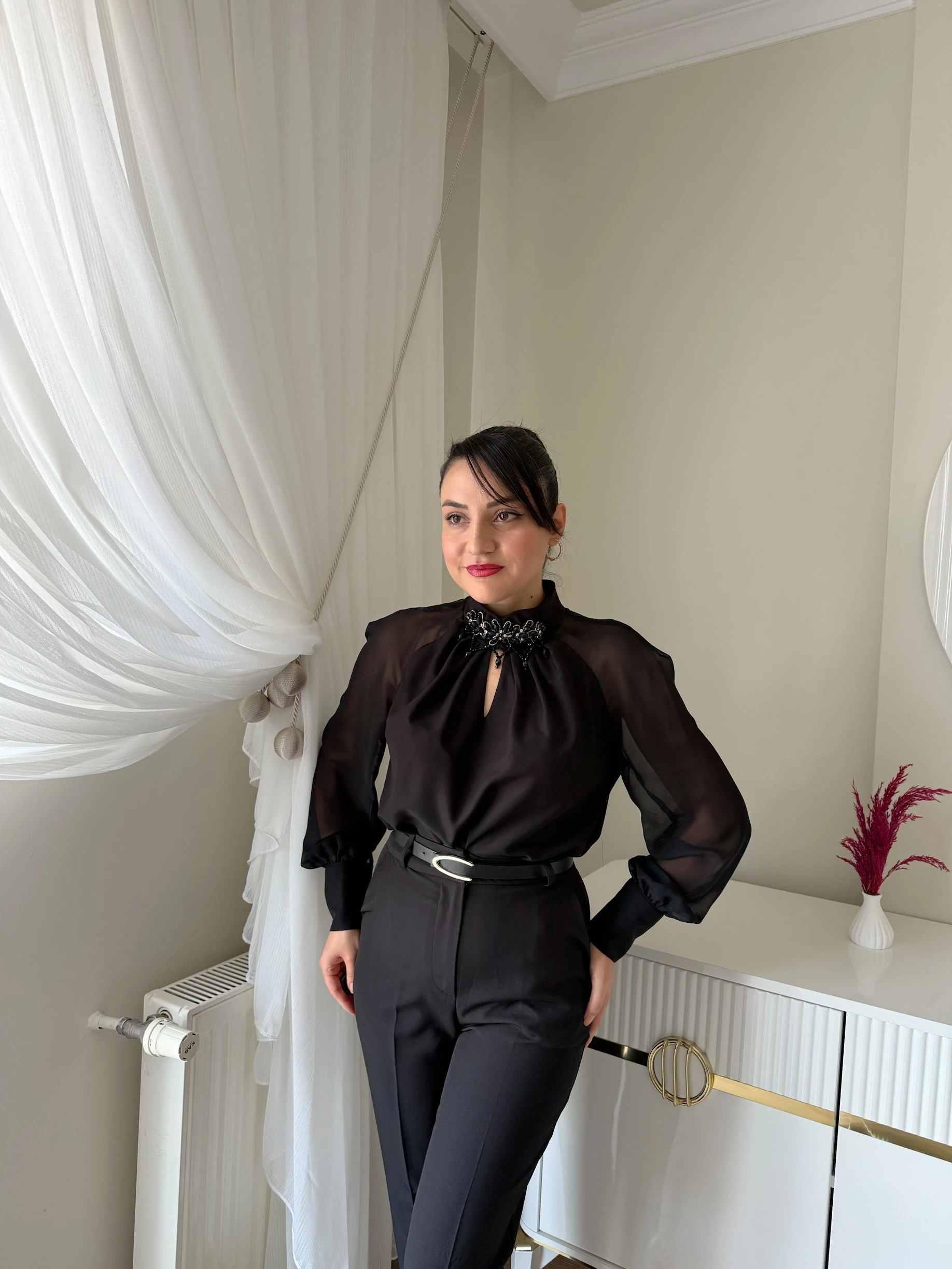 Yakası Boncuk Aksesuarlı Bluz