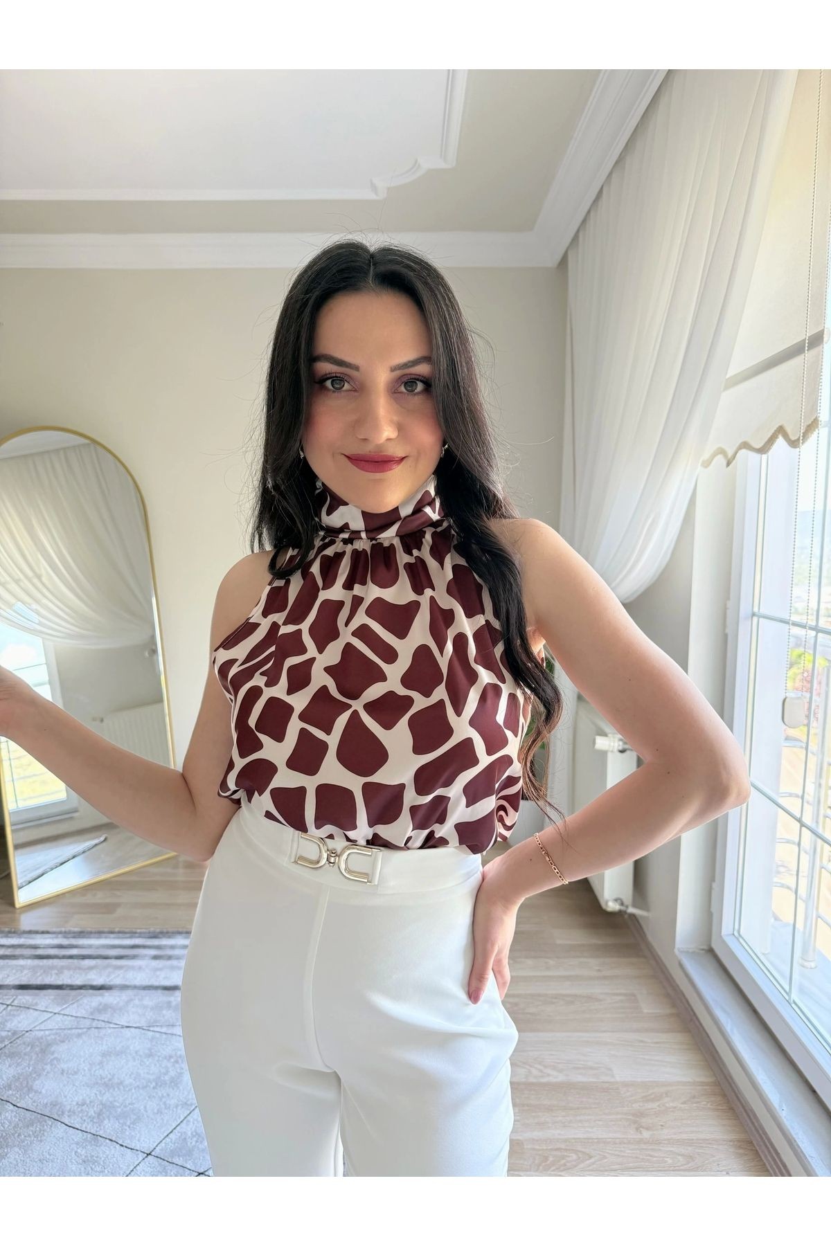 Boğazlı Kolsuz Emprime Bluz