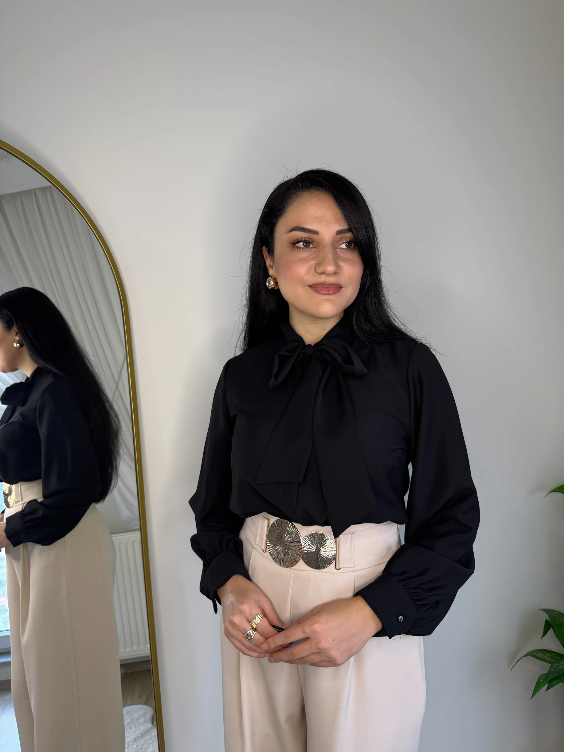 Yakası Fular Bağlamalı Şifon Gömlek