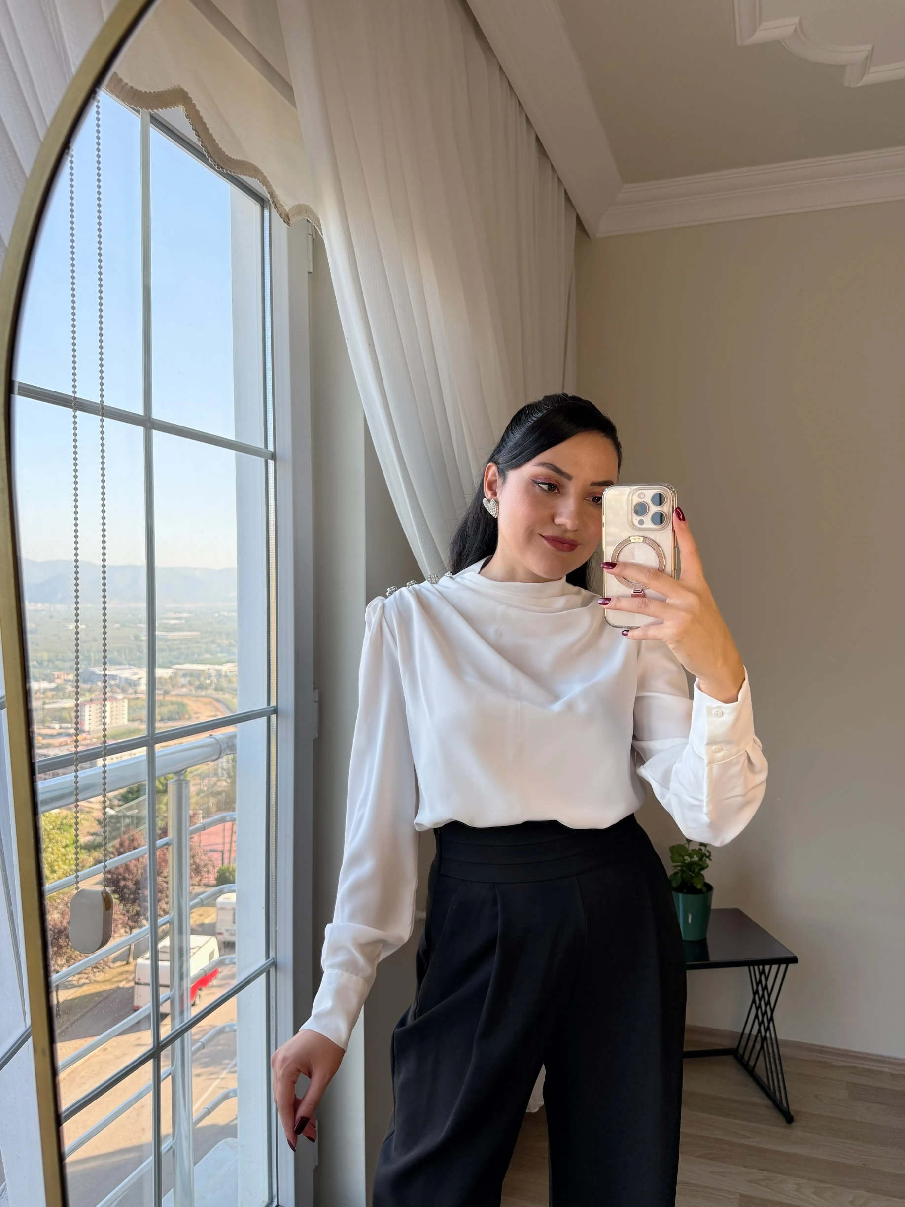 Taş Düğmeli Büzgü Yaka Bluz