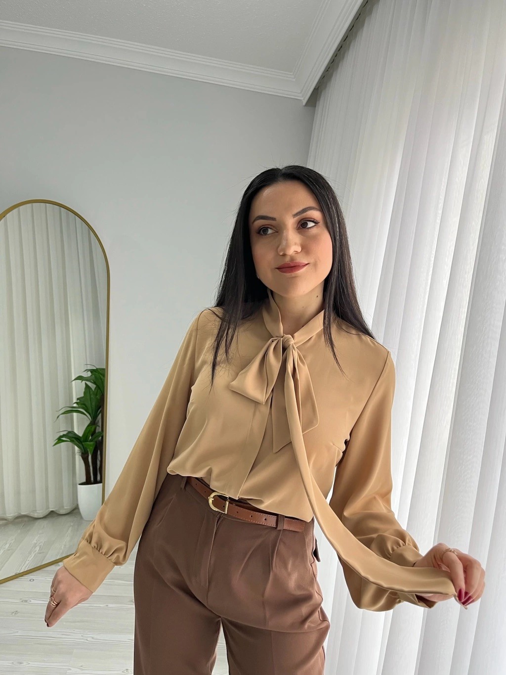Yakası Fular Bağlamalı Şifon Gömlek