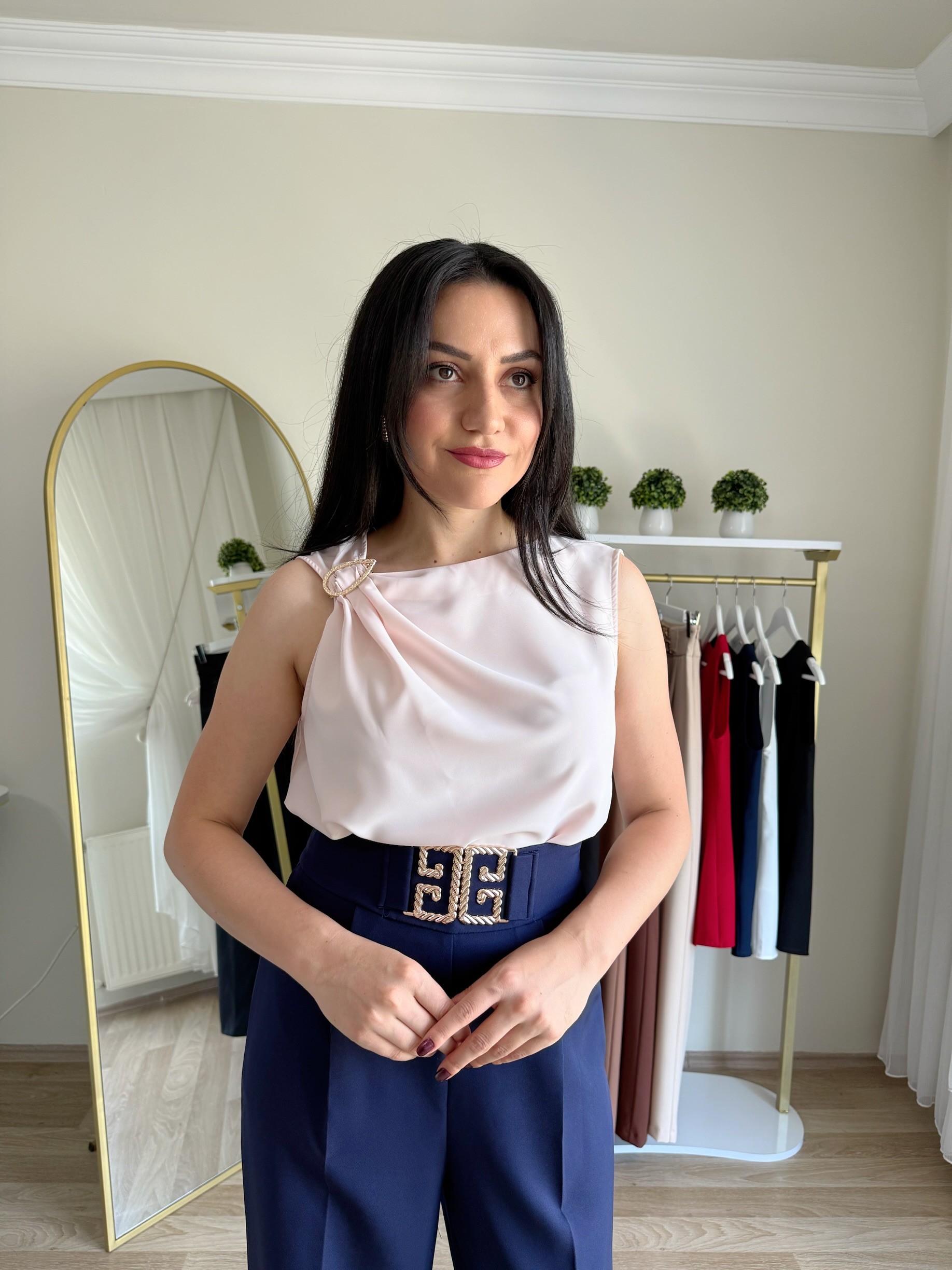 Tek Omuz Aksesuar Detaylı Bluz - Pudra