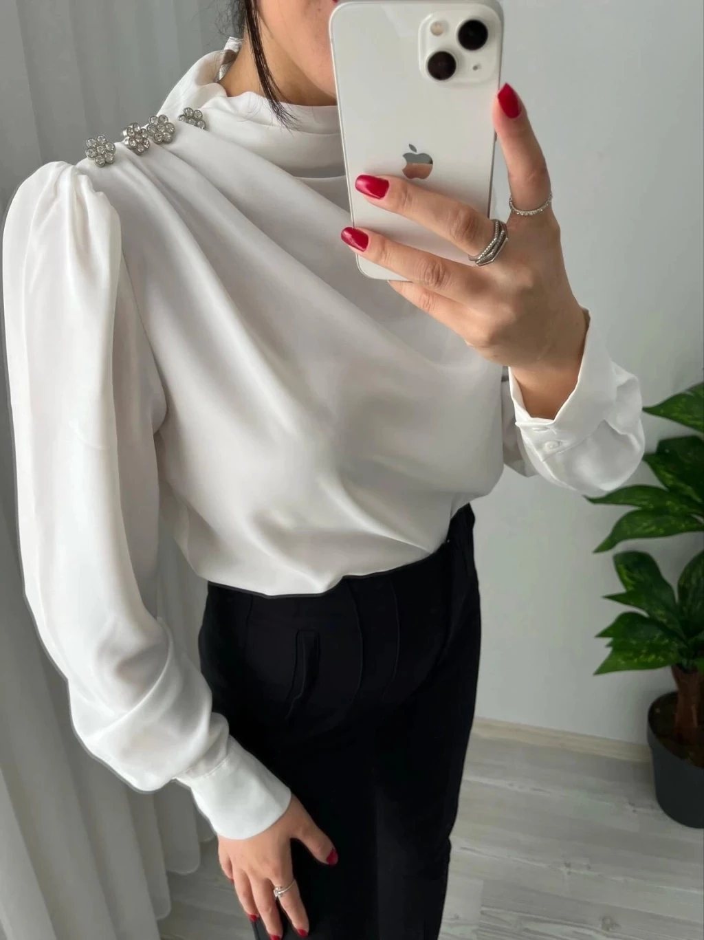 Taş Düğmeli Büzgü Yaka Bluz