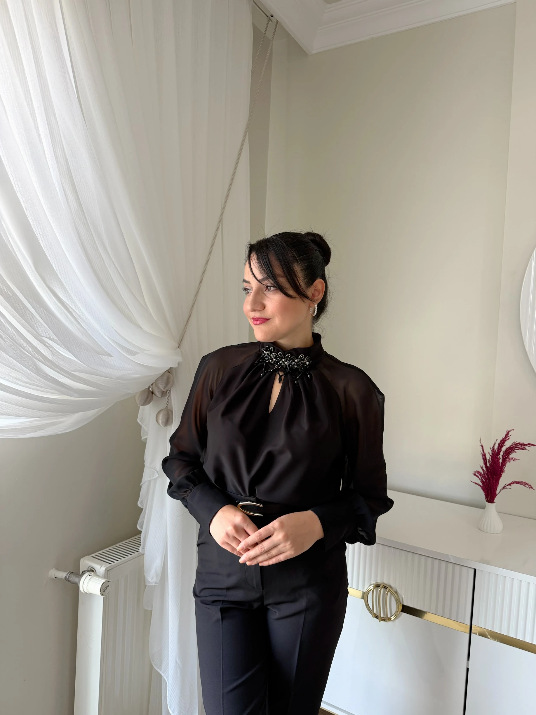 Yakası Boncuk Aksesuarlı Bluz