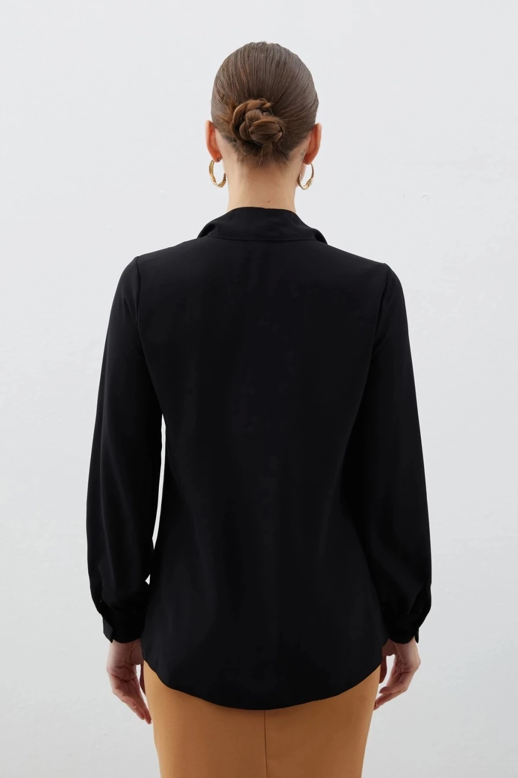 Yakası Fular Bağlamalı Şifon Gömlek