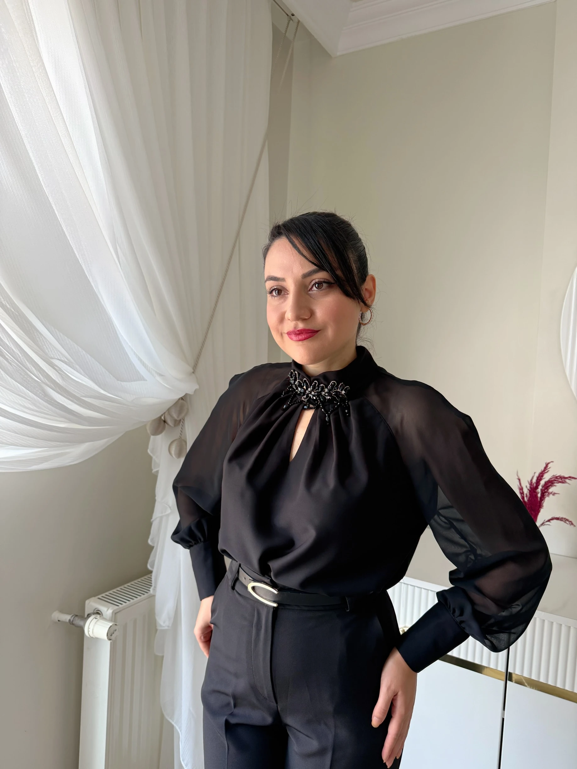 Yakası Boncuk Aksesuarlı Bluz - Siyah