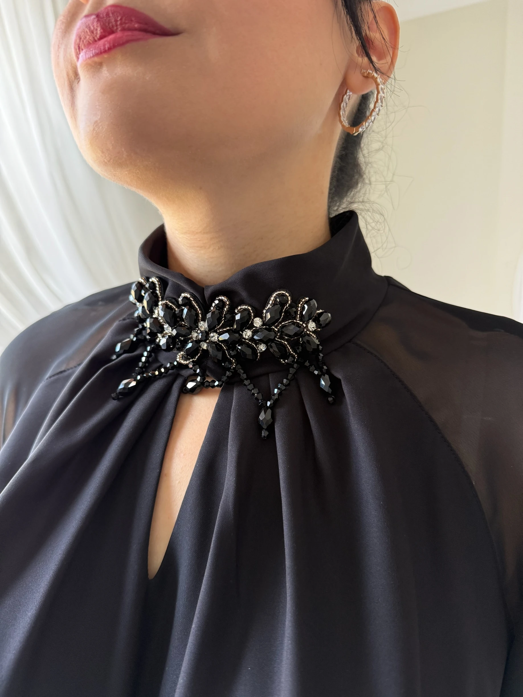 Yakası Boncuk Aksesuarlı Bluz