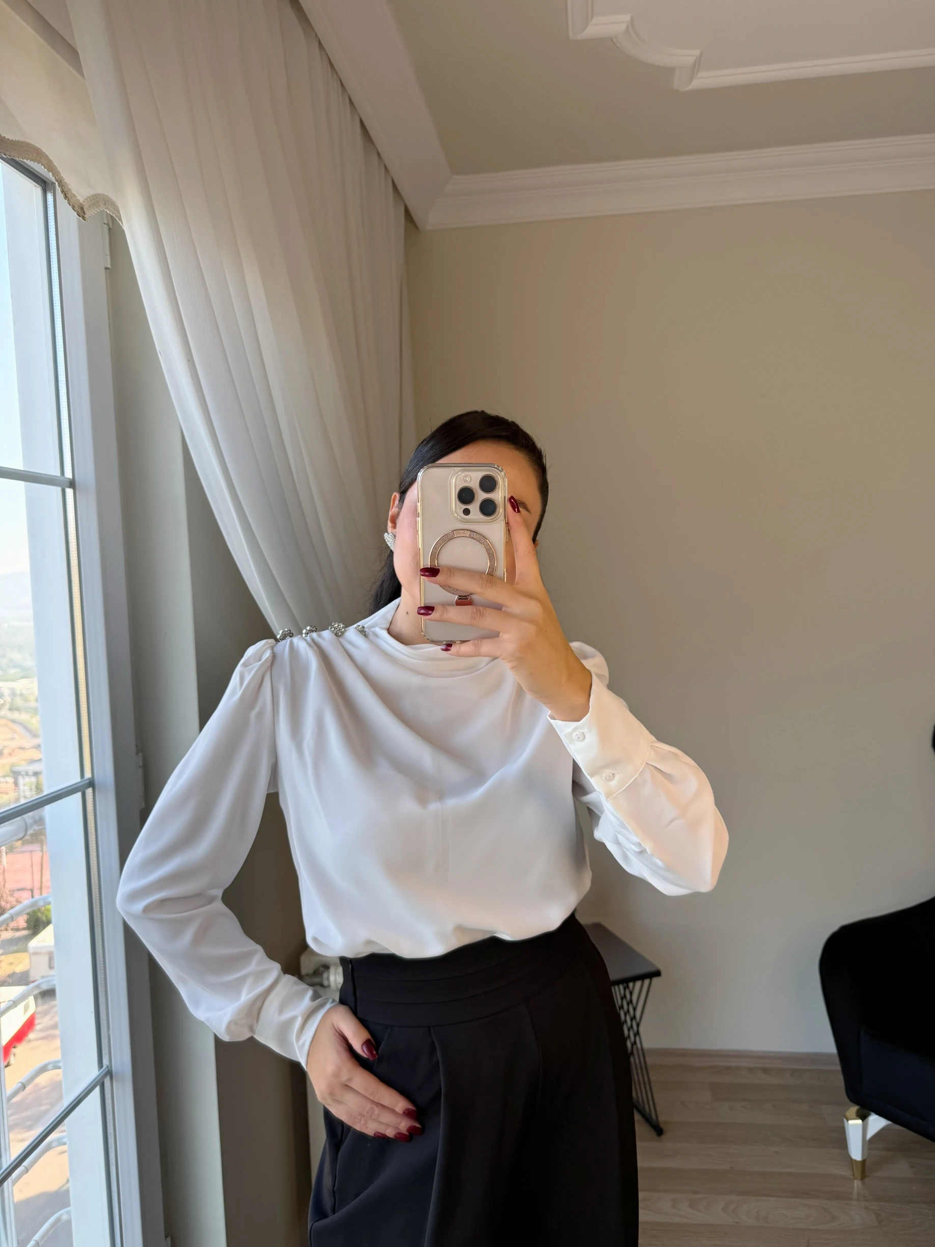 Taş Düğmeli Büzgü Yaka Bluz