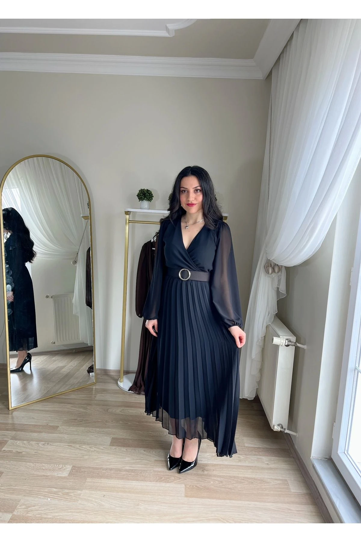 Piliseli Kemerli Midi Şifon Elbise Beyaz - Siyah