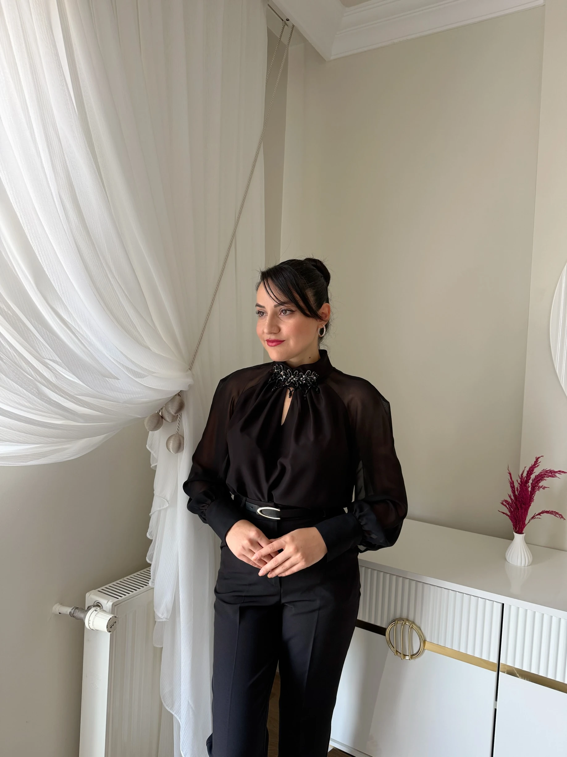 Yakası Boncuk Aksesuarlı Bluz