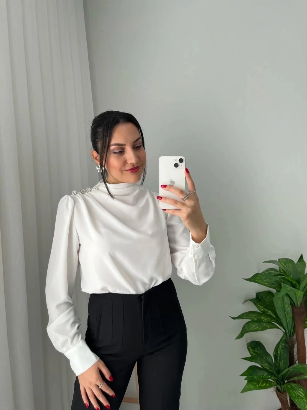 Taş Düğmeli Büzgü Yaka Bluz