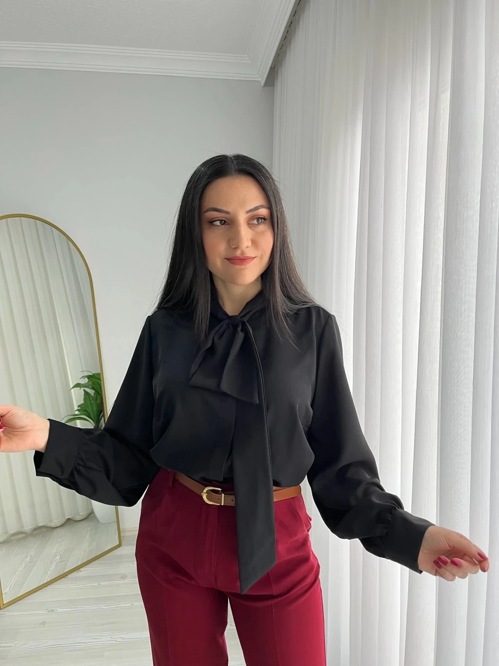 Yakası Fular Bağlamalı Şifon Gömlek