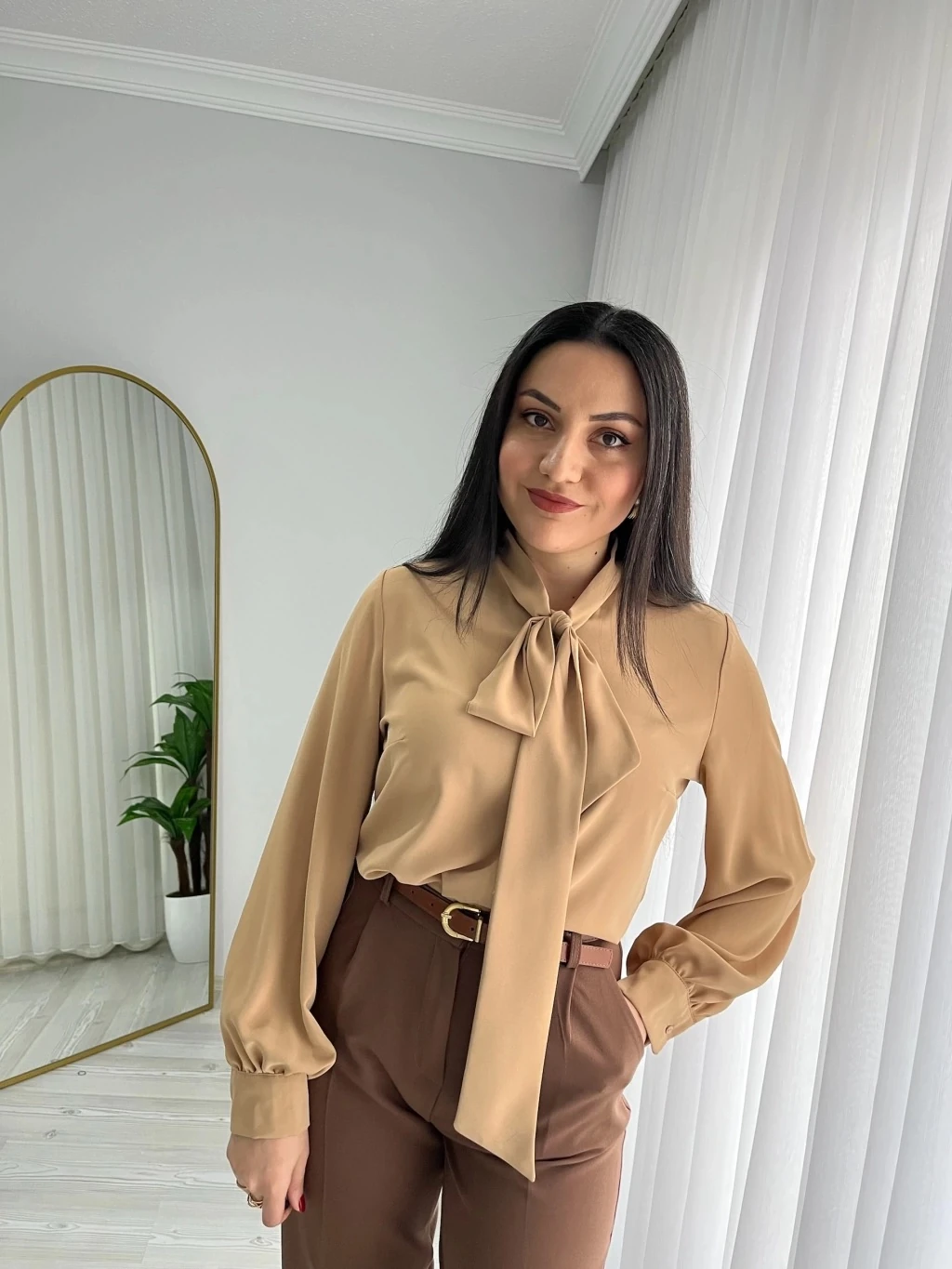 Yakası Fular Bağlamalı Şifon Gömlek - Camel
