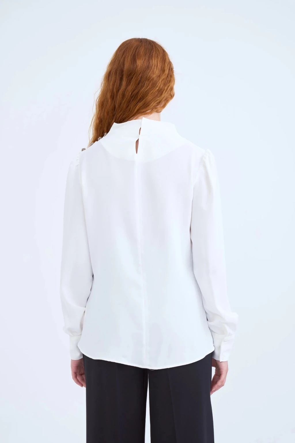 Taş Düğmeli Büzgü Yaka Bluz