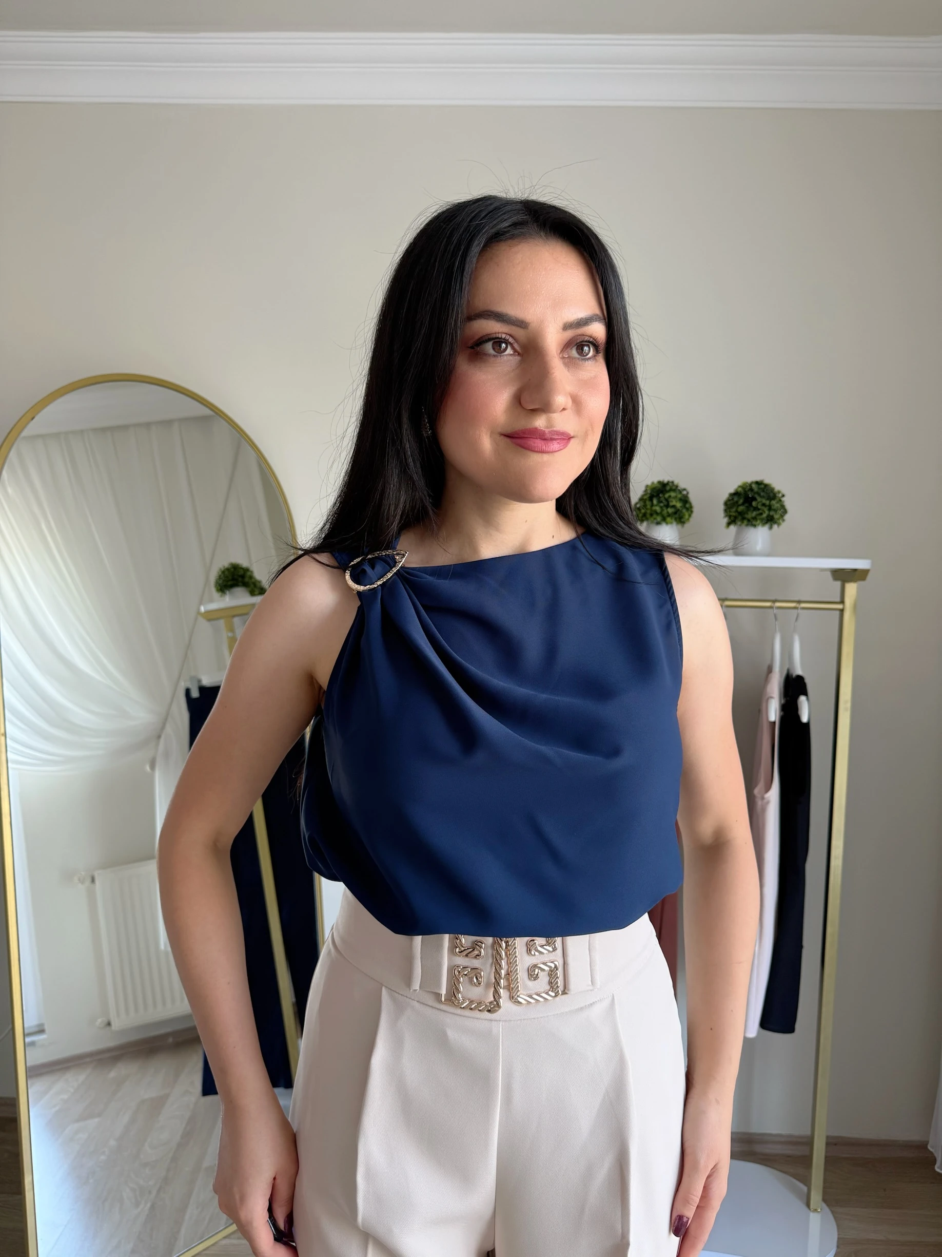 Tek Omuz Aksesuar Detaylı Bluz