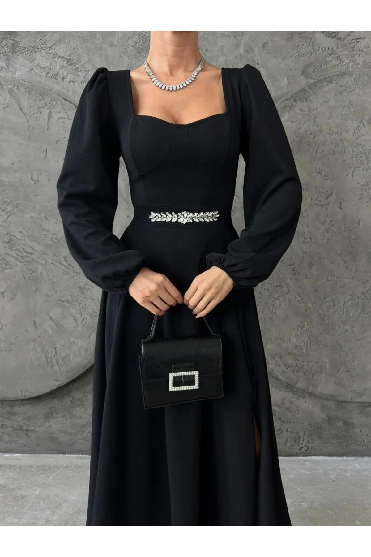 Taş İşlemeli Kalp Yaka Elbise Siyah