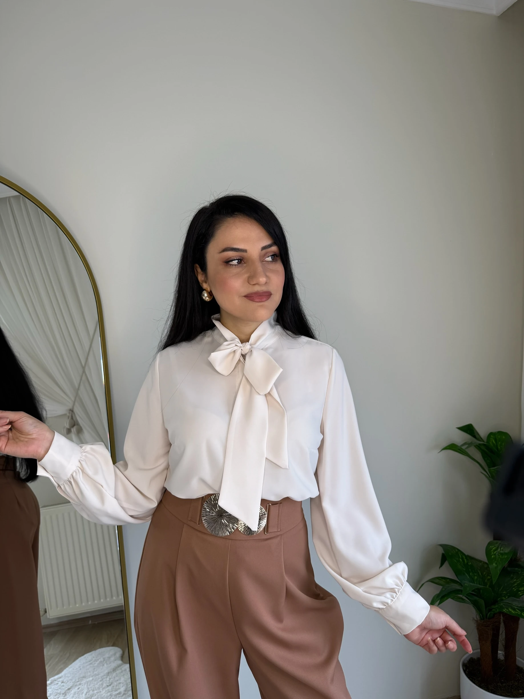 Yakası Fular Bağlamalı Şifon Gömlek - Bej