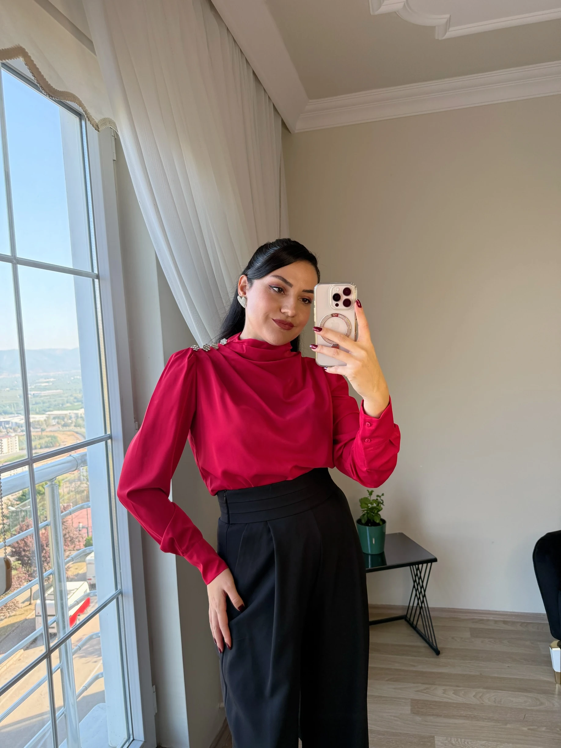 Taş Düğmeli Büzgü Yaka Bluz - Kırmızı