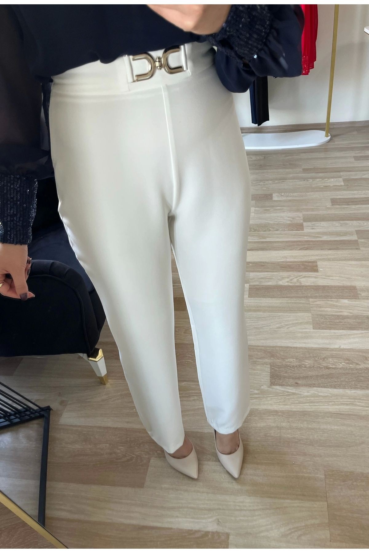 Aksesuar Detaylı Boru Paça Pantolon