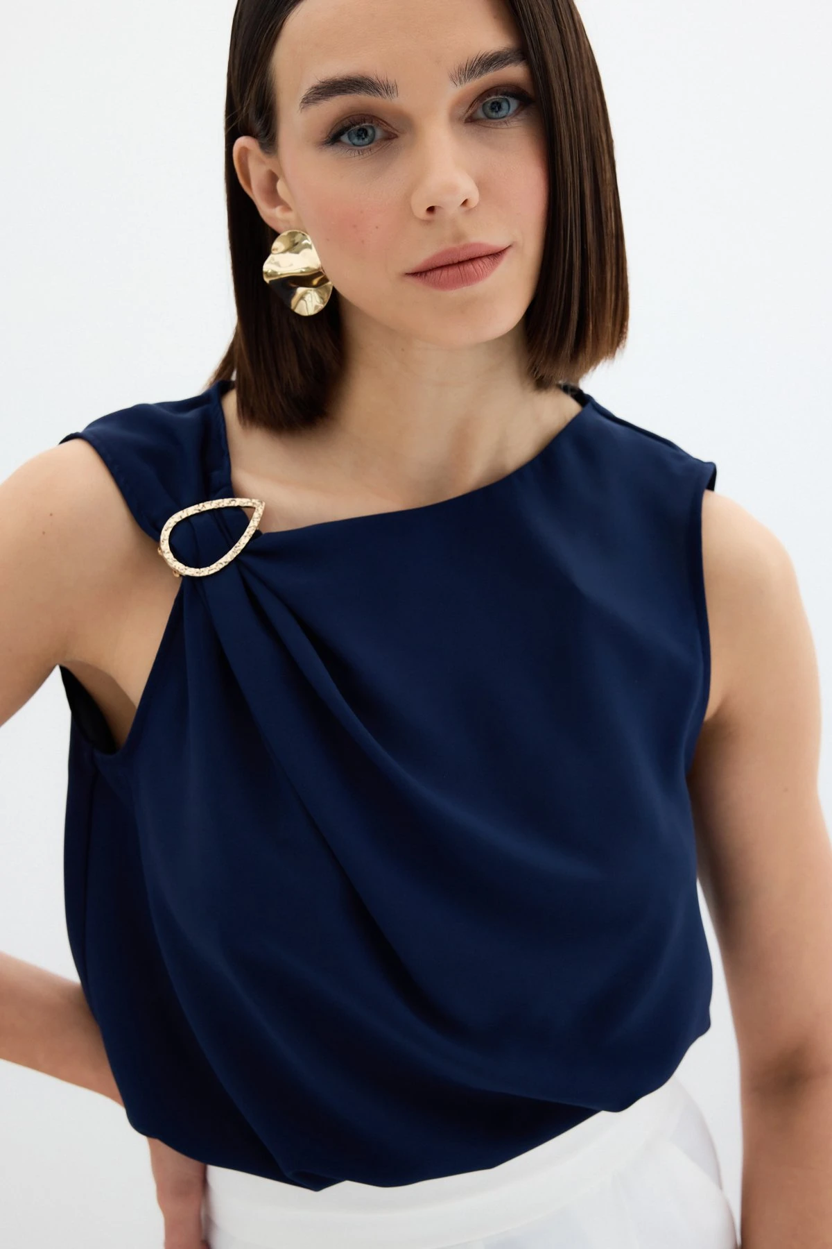 Tek Omuz Aksesuar Detaylı Bluz