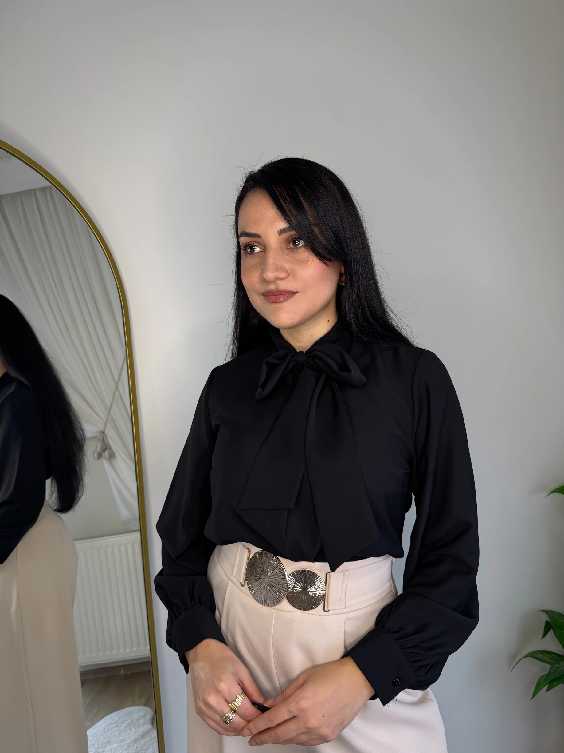 Yakası Fular Bağlamalı Şifon Gömlek