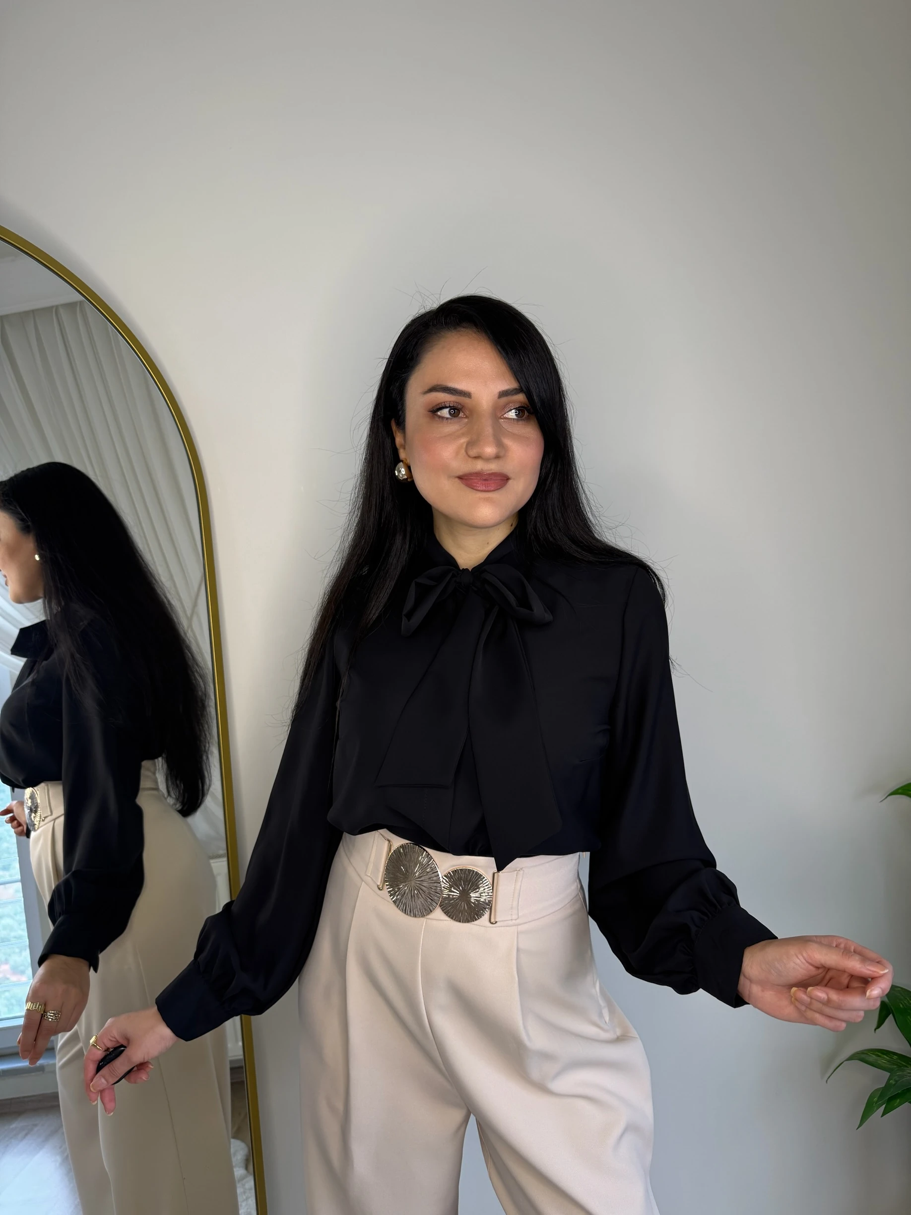 Yakası Fular Bağlamalı Şifon Gömlek