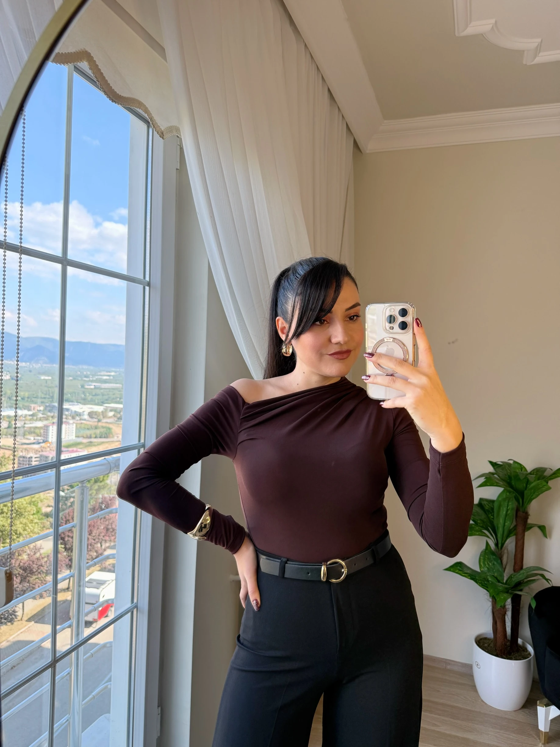 Kayık Yaka Omuz Dekolteli Buzi Bluz - Kahverengi