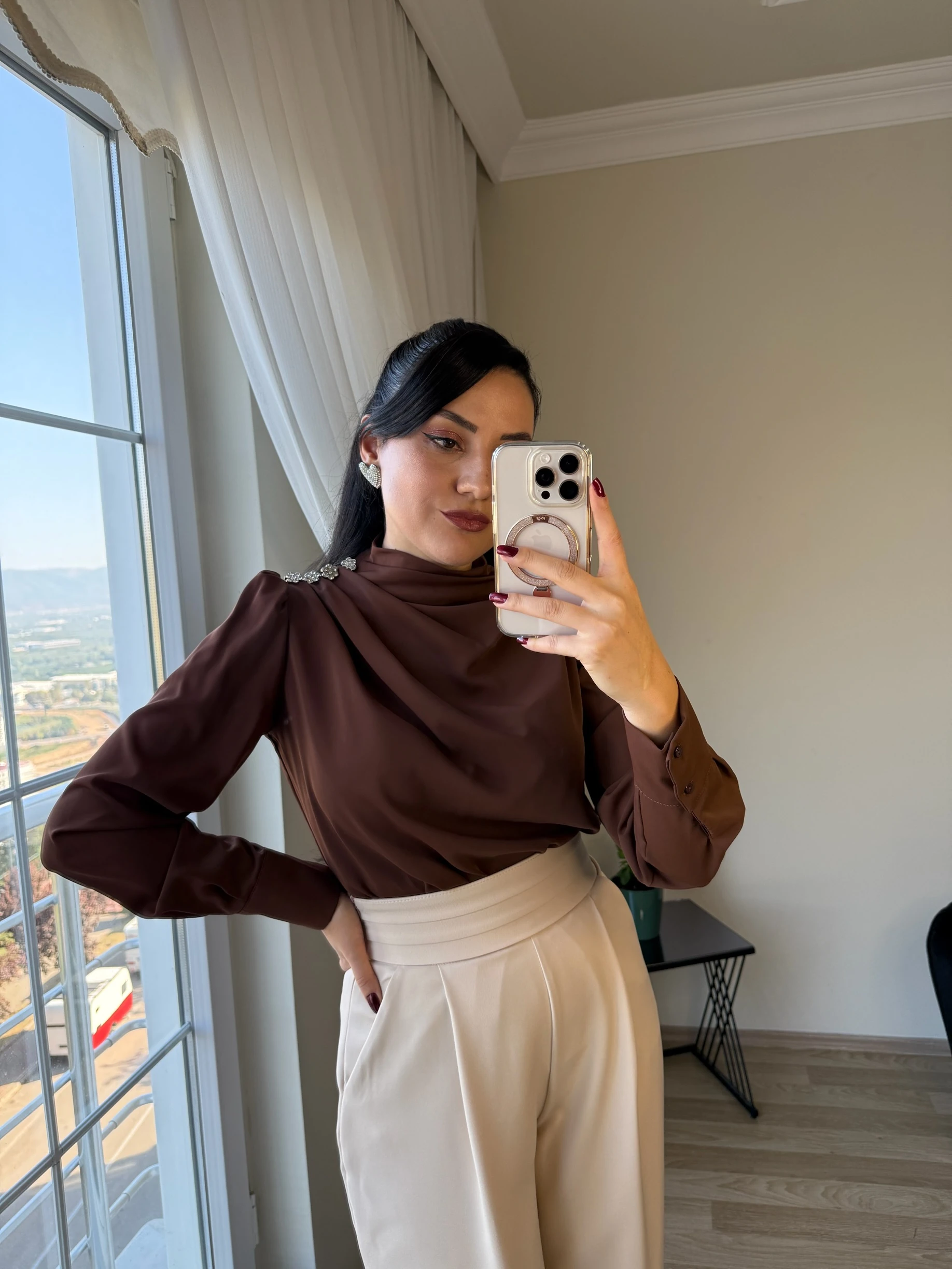 Taş Düğmeli Büzgü Yaka Bluz - Kahve