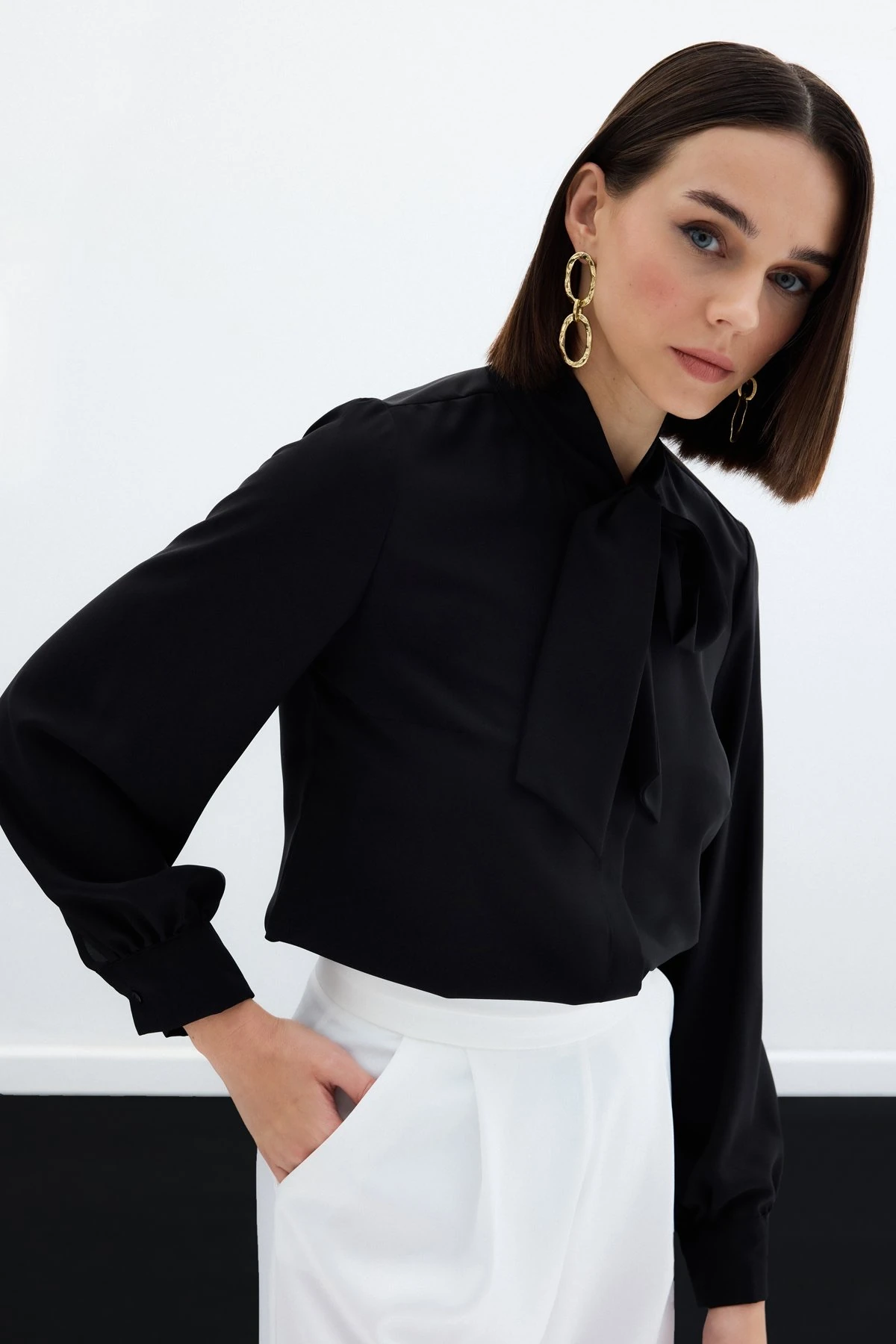 Yakası Fular Bağlamalı Şifon Gömlek