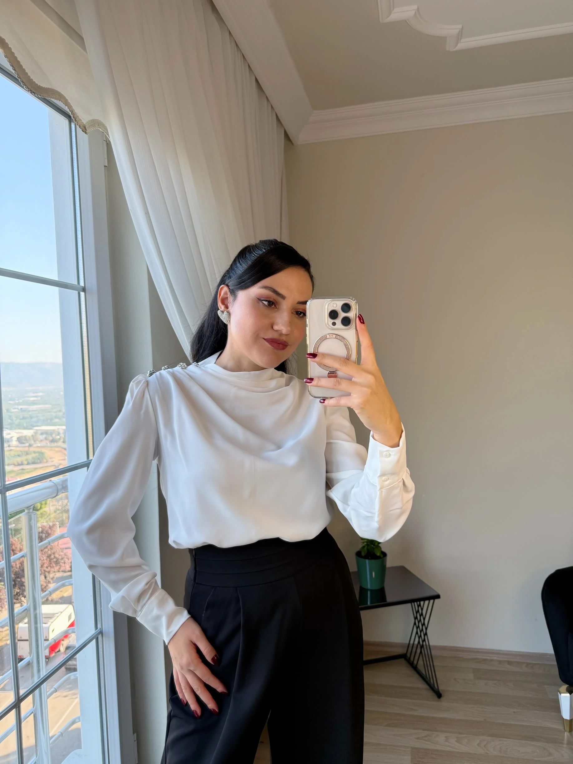 Taş Düğmeli Büzgü Yaka Bluz - Ekru