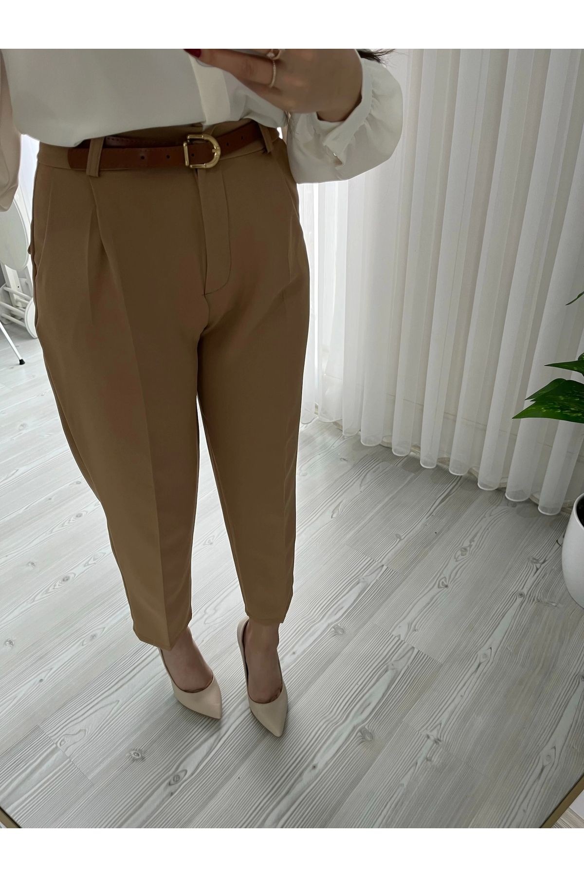 Arkası Cep Kapaklı Kemerli Havuç Pantolon - Camel