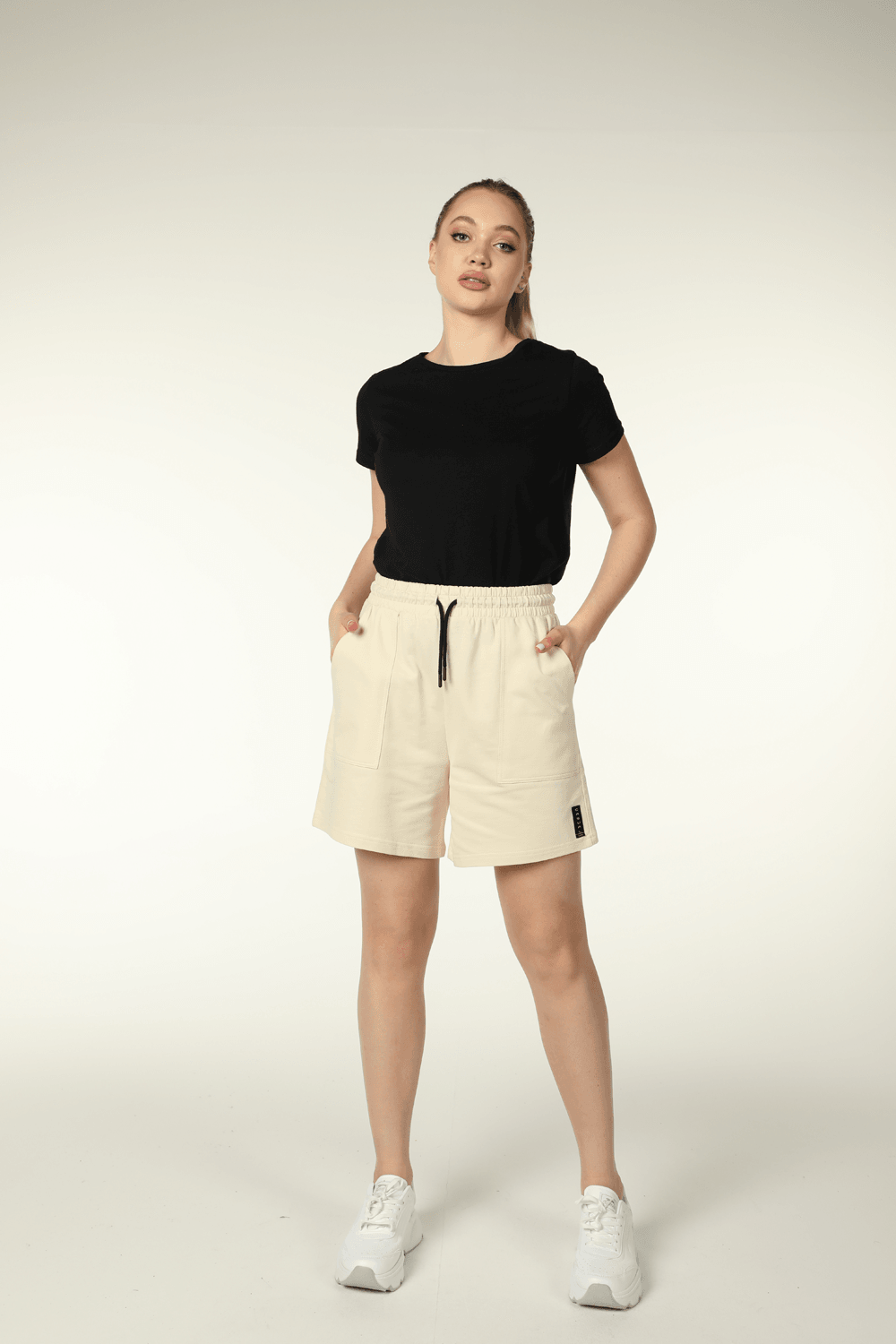 Kadın Beli Lastikli Cepli Etiket Detaylı Regular Fit Şort