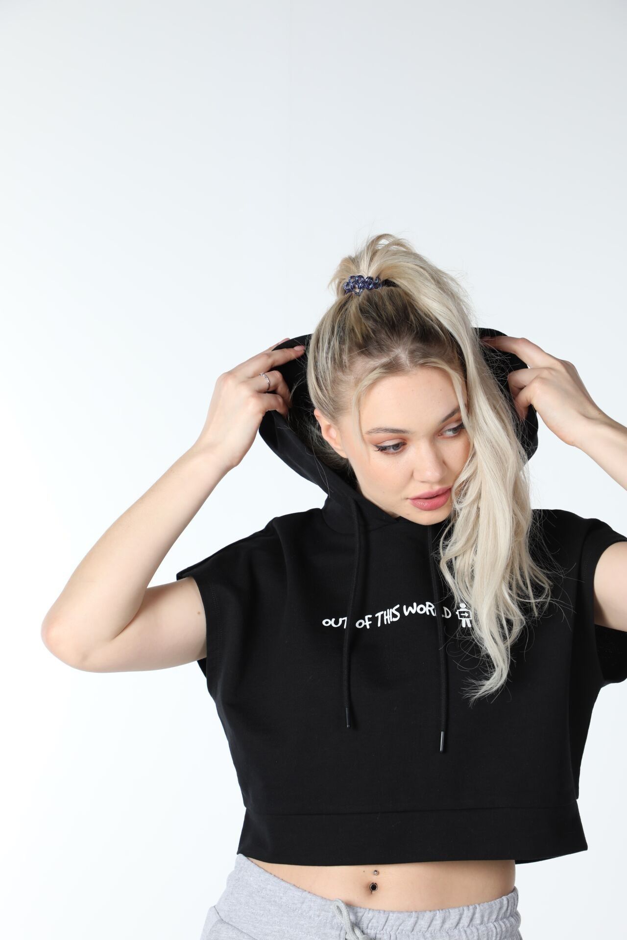 Kadın Kapüşonlu Regular Fit Baskılı Crop Sweatshırt - Siyah