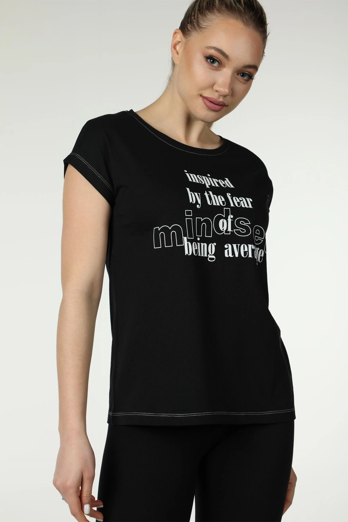 Kadın Bisiklet Yaka Kısa Kollu Regular Fit Renkli Baskılı Tişört - Siyah