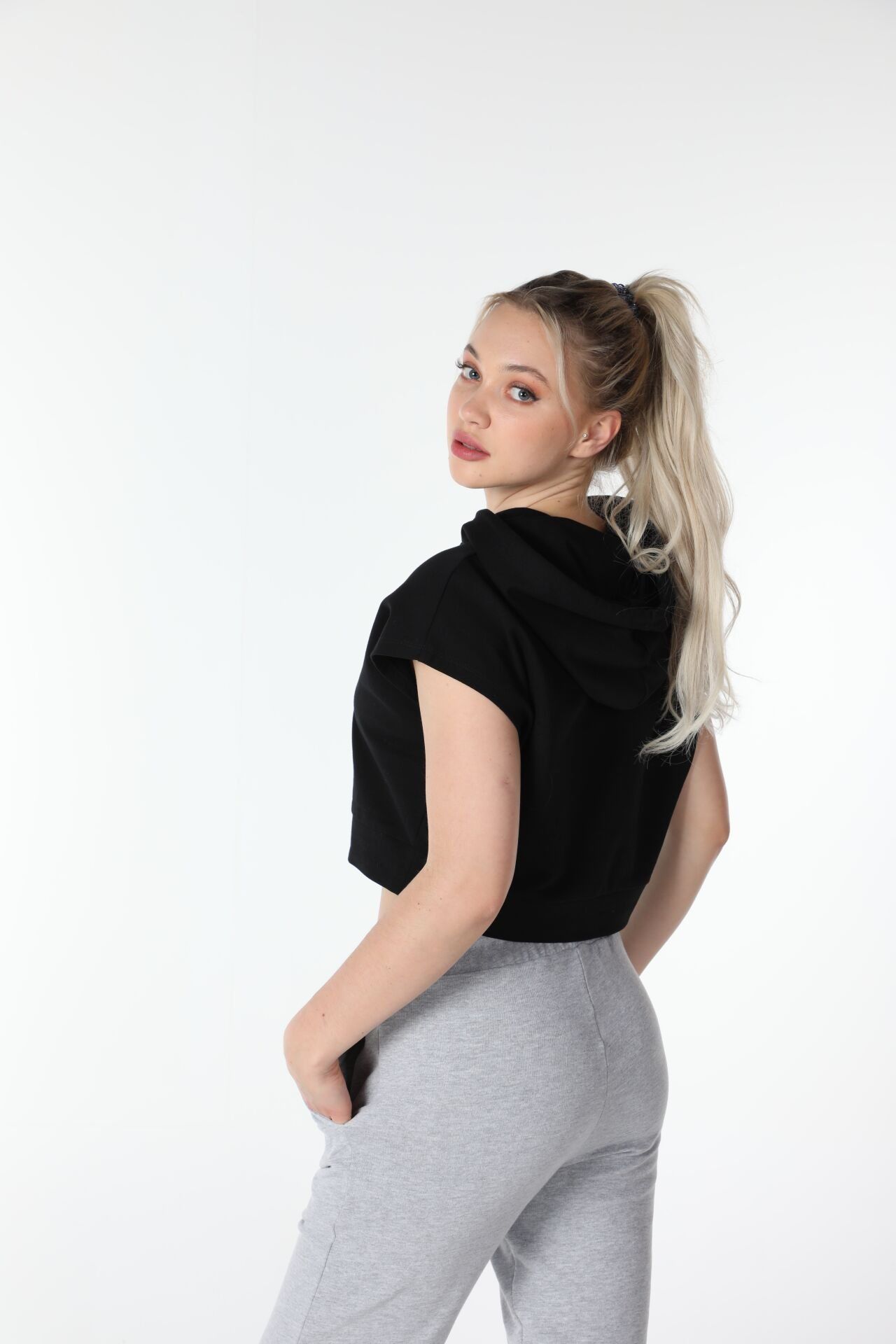 Kadın Kapüşonlu Regular Fit Baskılı Crop Sweatshırt - Siyah