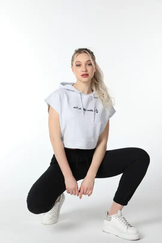 Kadın Kapüşonlu Regular Fit Baskılı Crop Sweatshirt