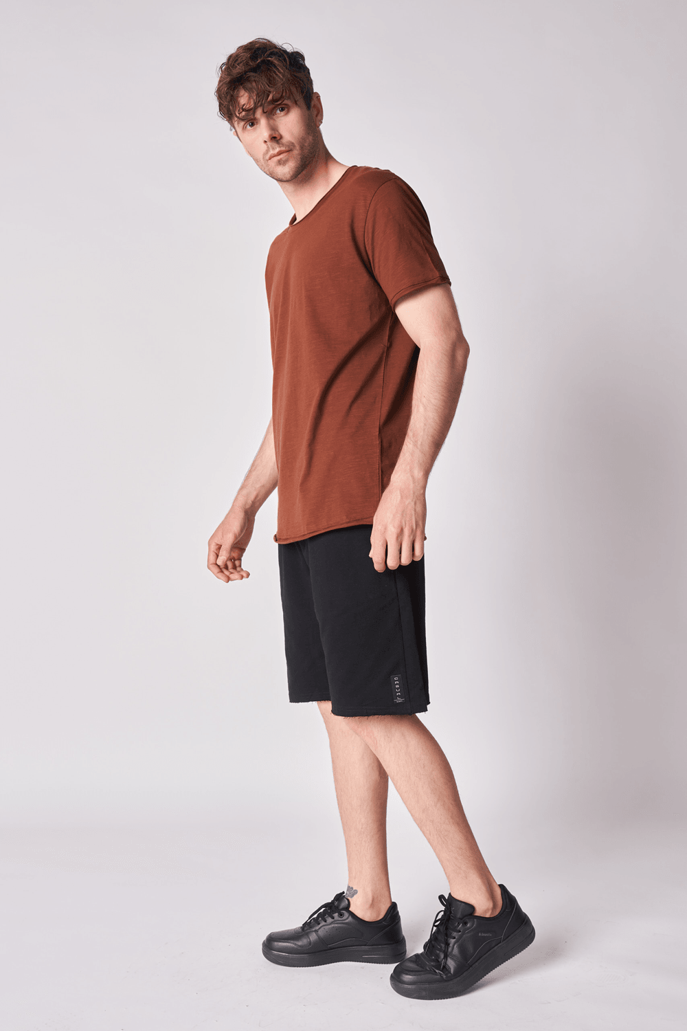 Erkek Kayık Yaka Kısa Kollu Regular Fit Basic Tişört - KAHVE
