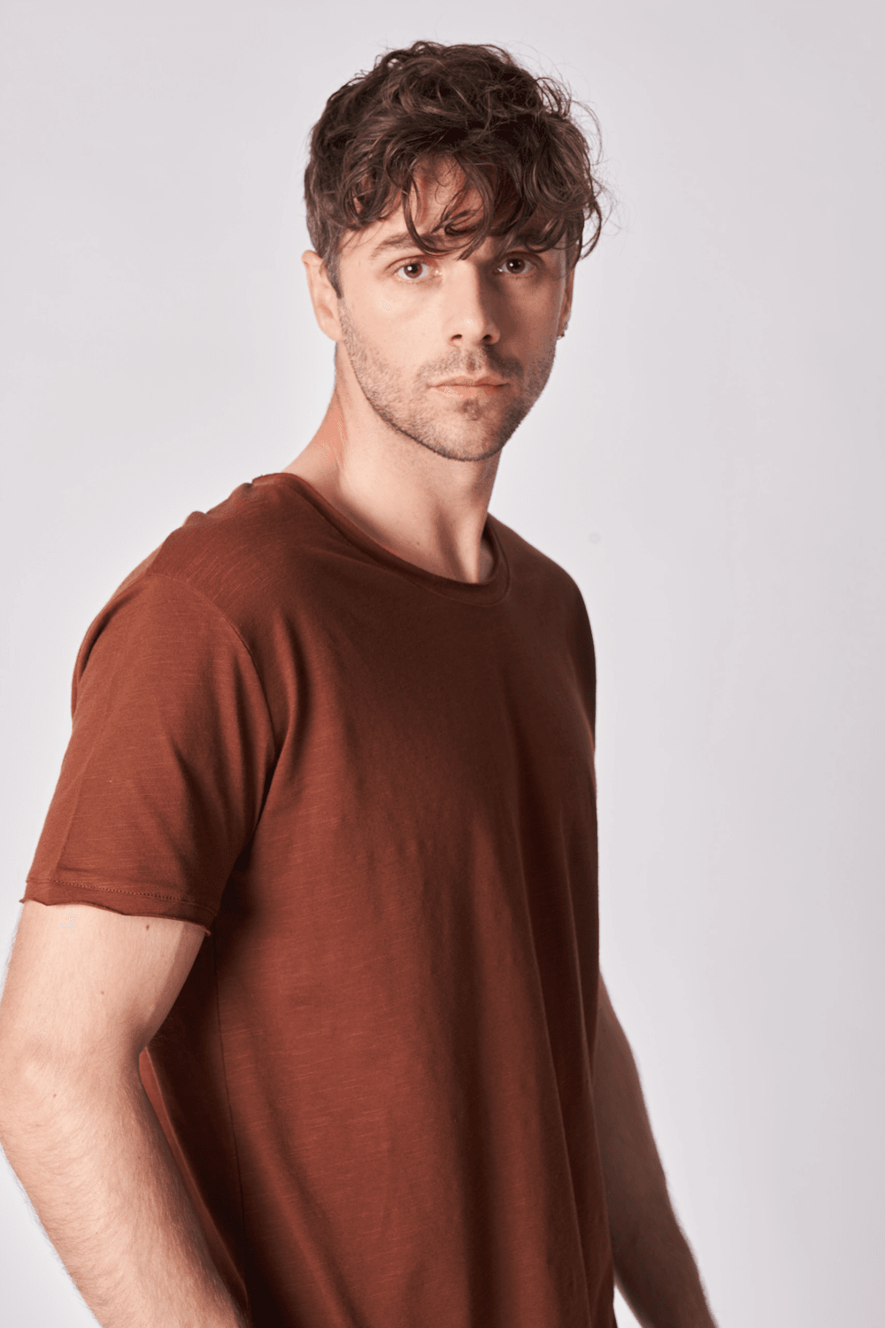 Erkek Kayık Yaka Kısa Kollu Regular Fit Basic Tişört - KAHVE
