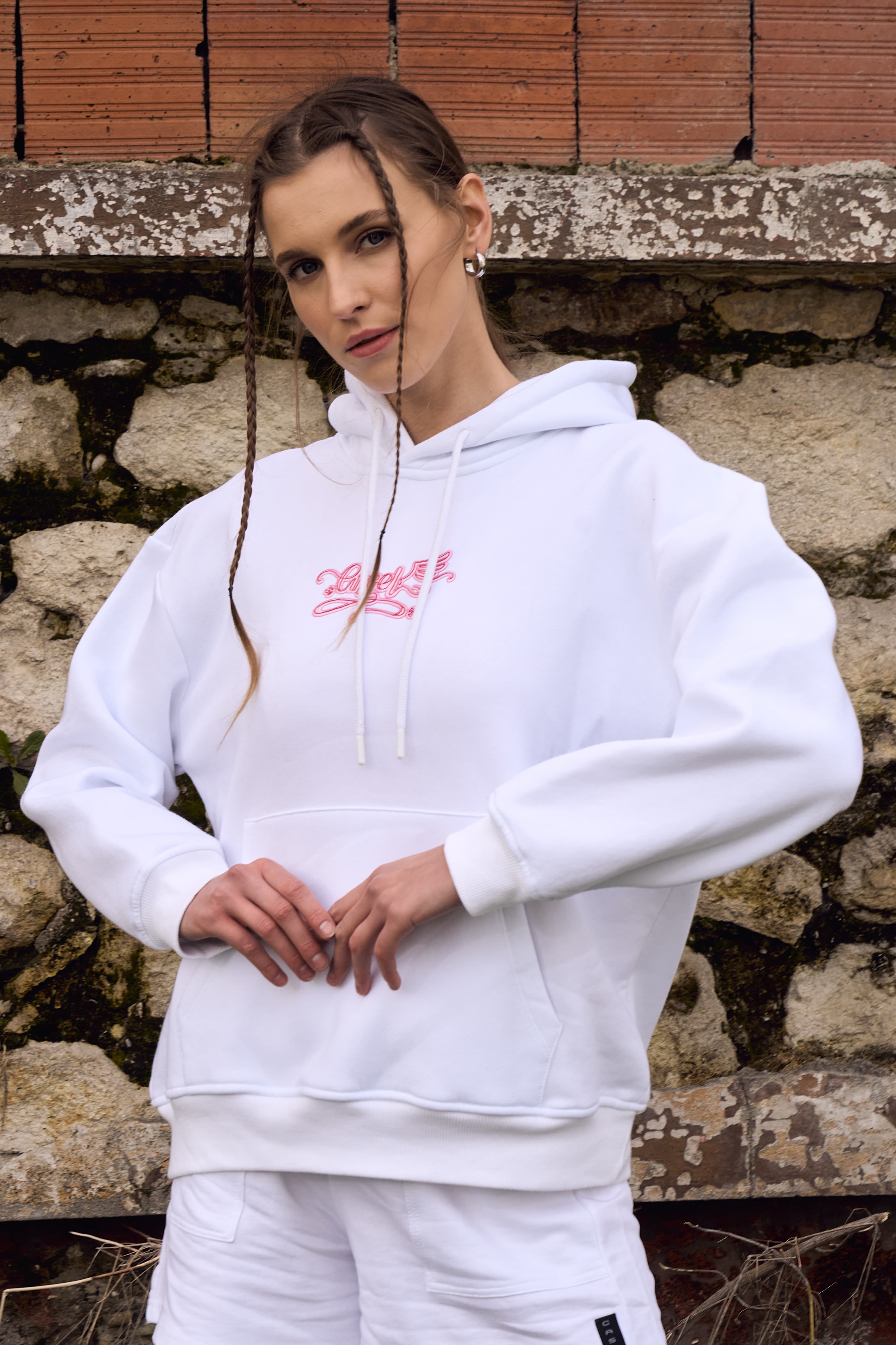 Kadın Kapüşonlu Regular Fit Şardonlu Nakışlı Sweatshirt