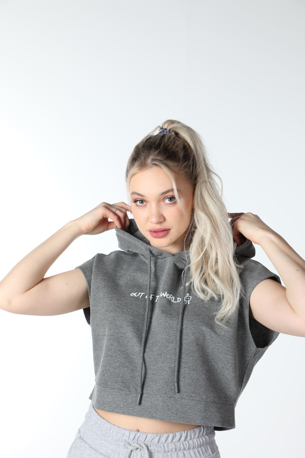 Kadın Kapüşonlu Regular Fit Baskılı Crop Sweatshırt - Koyu Gri