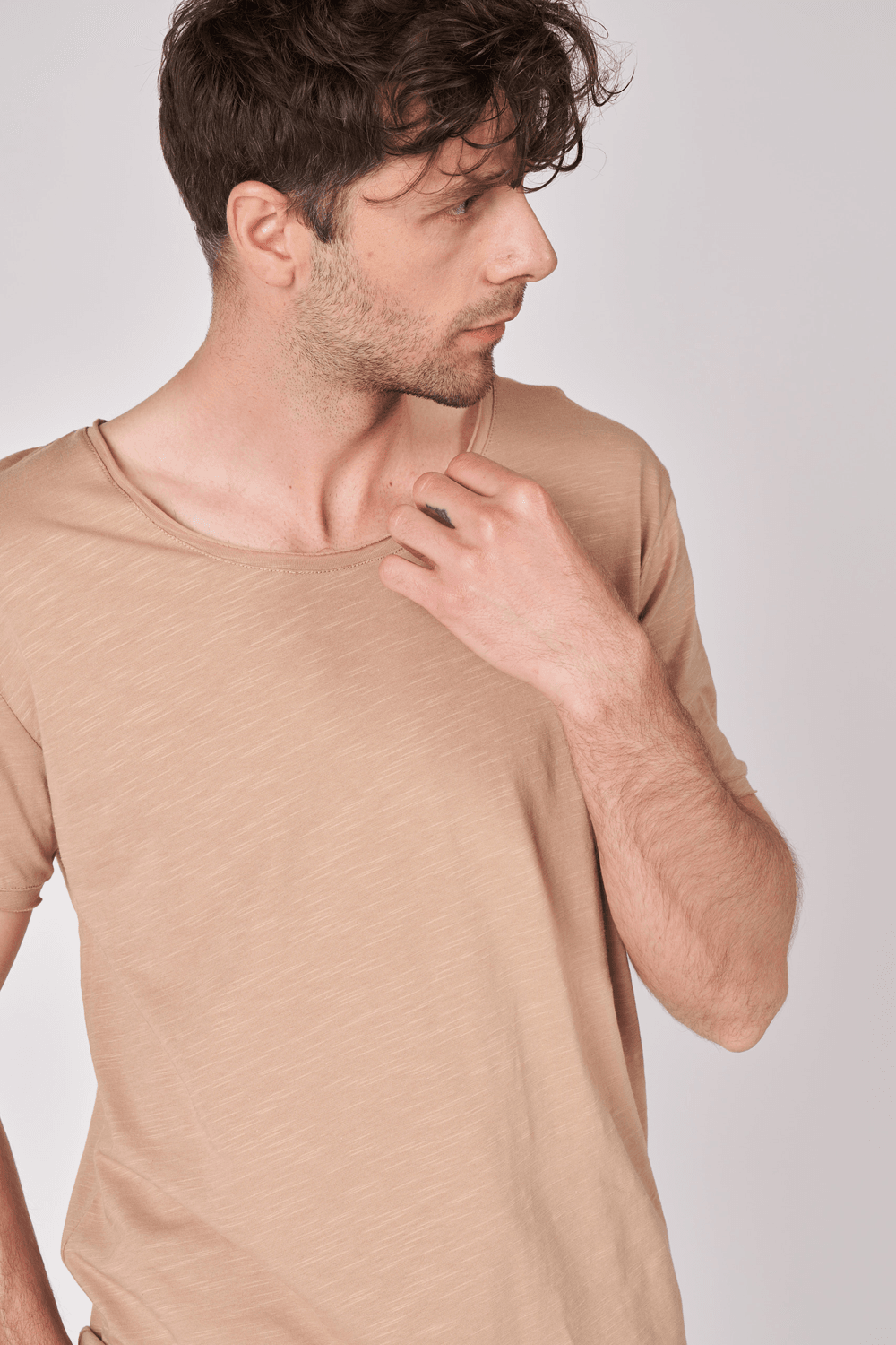 Erkek Kayık Yaka Kısa Kollu Regular Fit Basic Tişört - VİZON