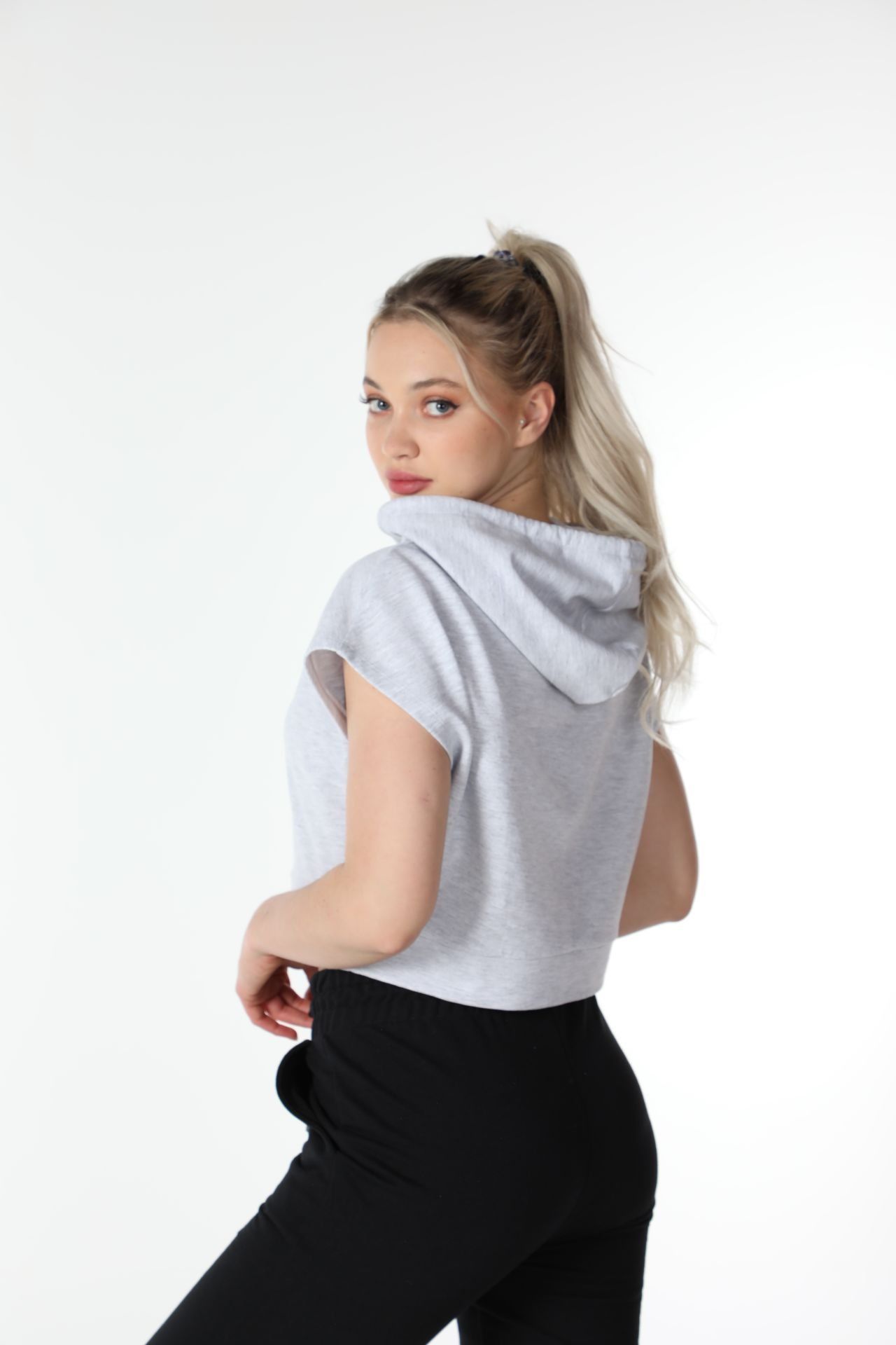 Kadın Kapüşonlu Regular Fit Baskılı Crop Sweatshırt - Kar Melanj