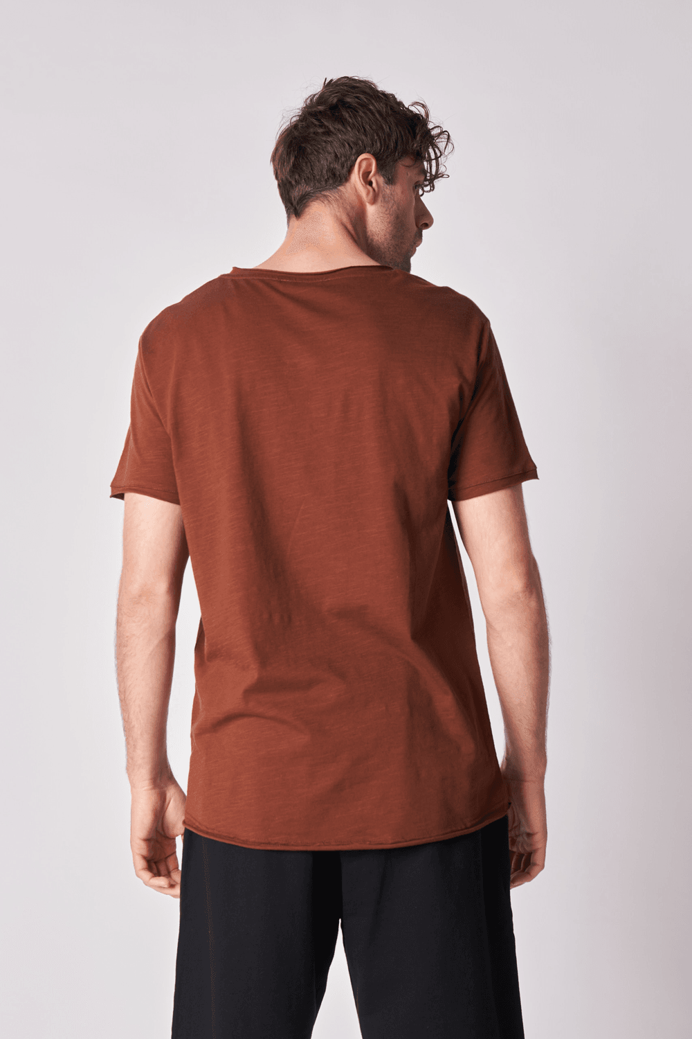Erkek Kayık Yaka Kısa Kollu Regular Fit Basic Tişört - KAHVE